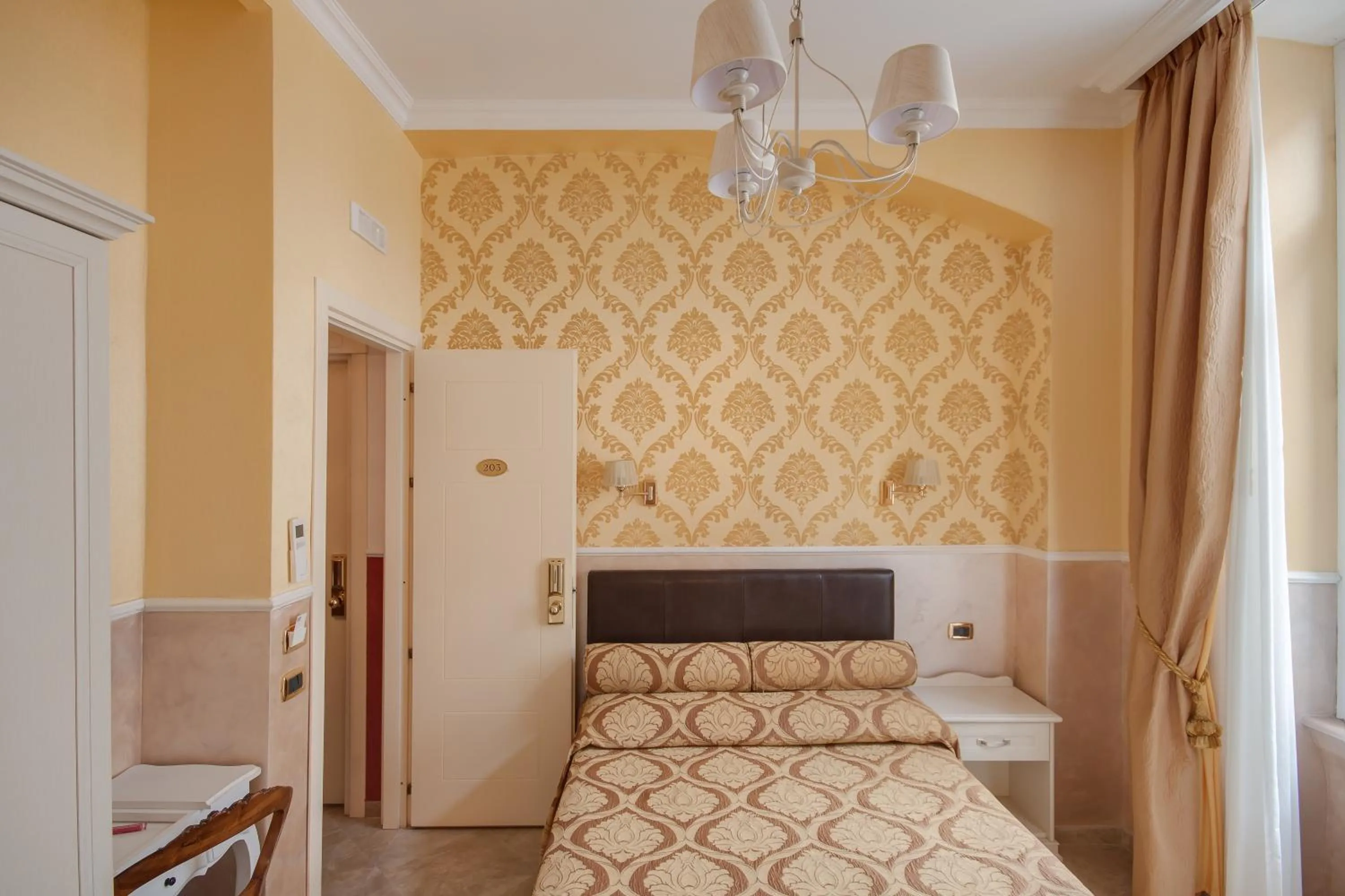 Photo of the whole room, Bed in Quality in Rome