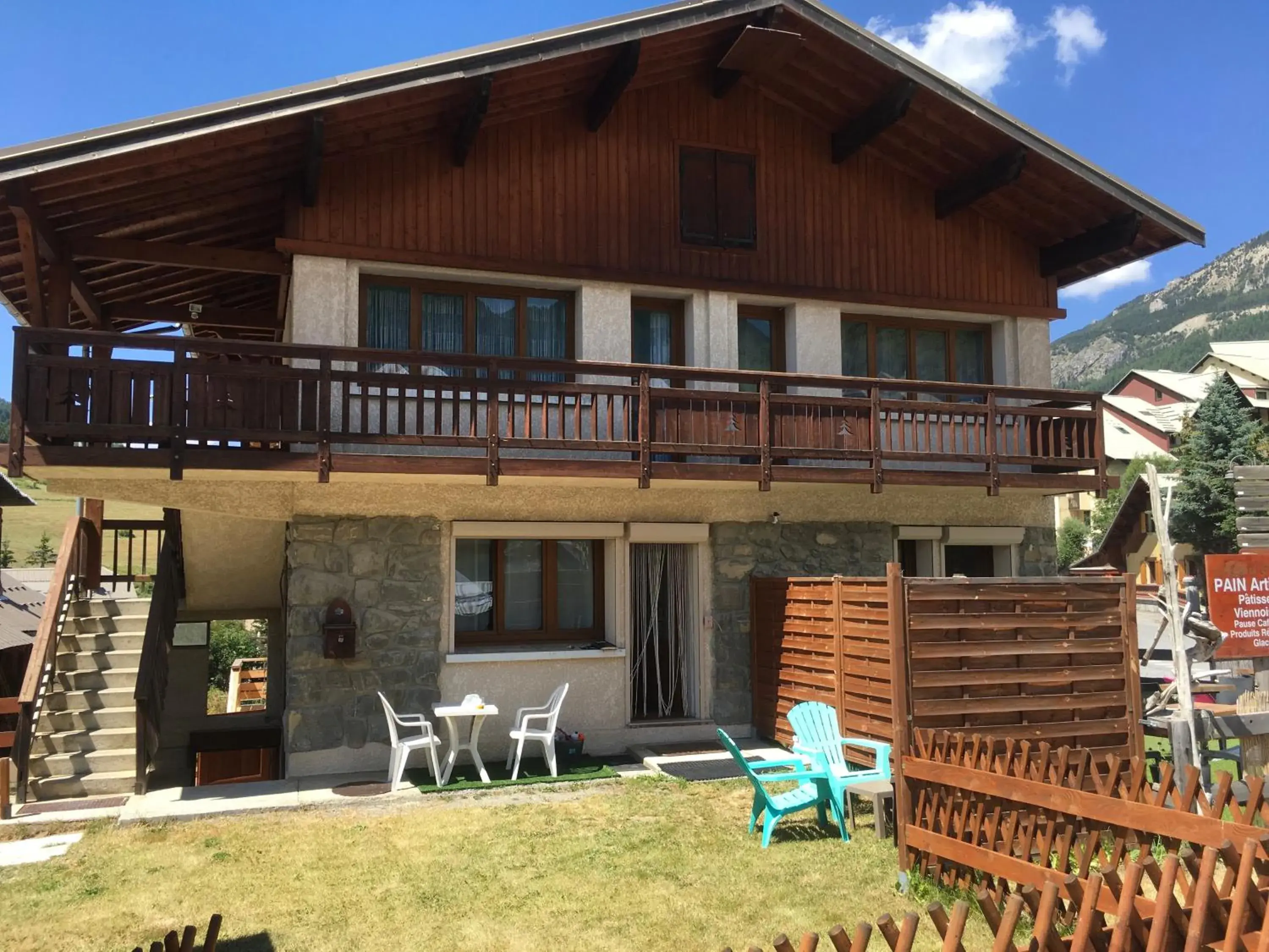 Property building in Chalet Changalan Property building in Chalet Changalan