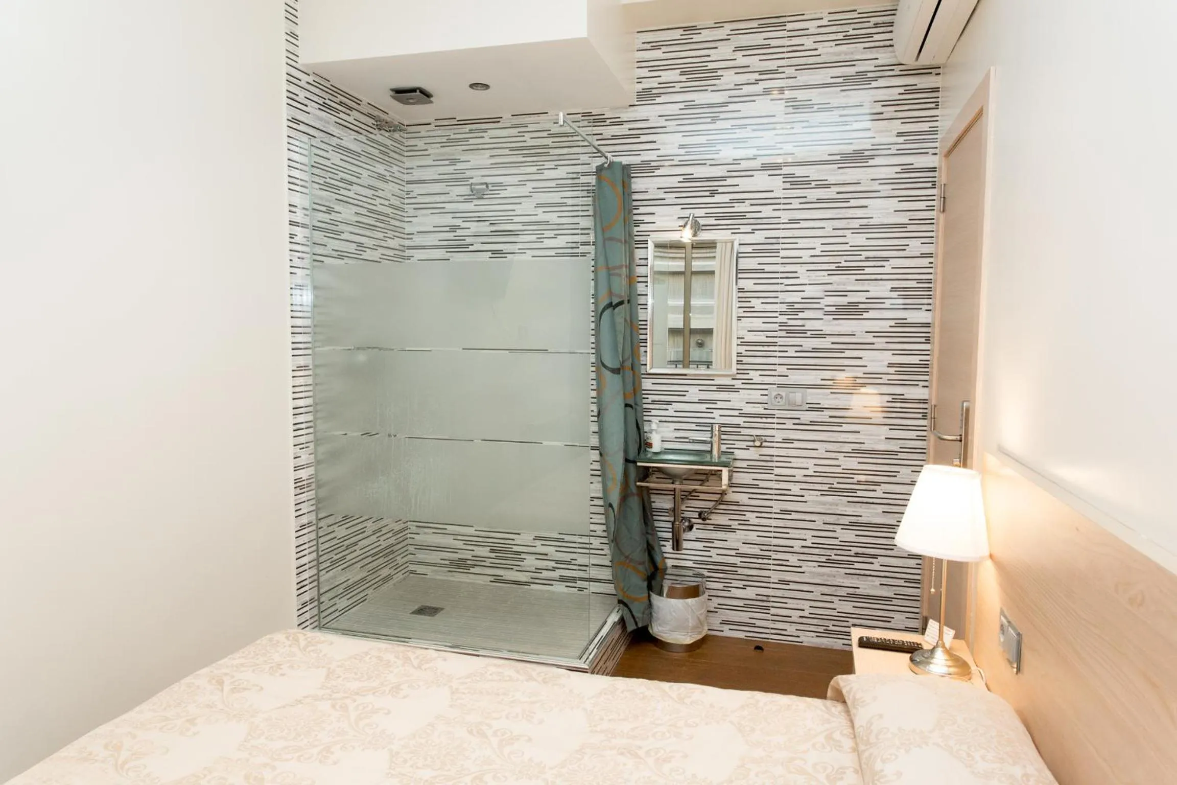 Shower, Bed in Hostal Excellence