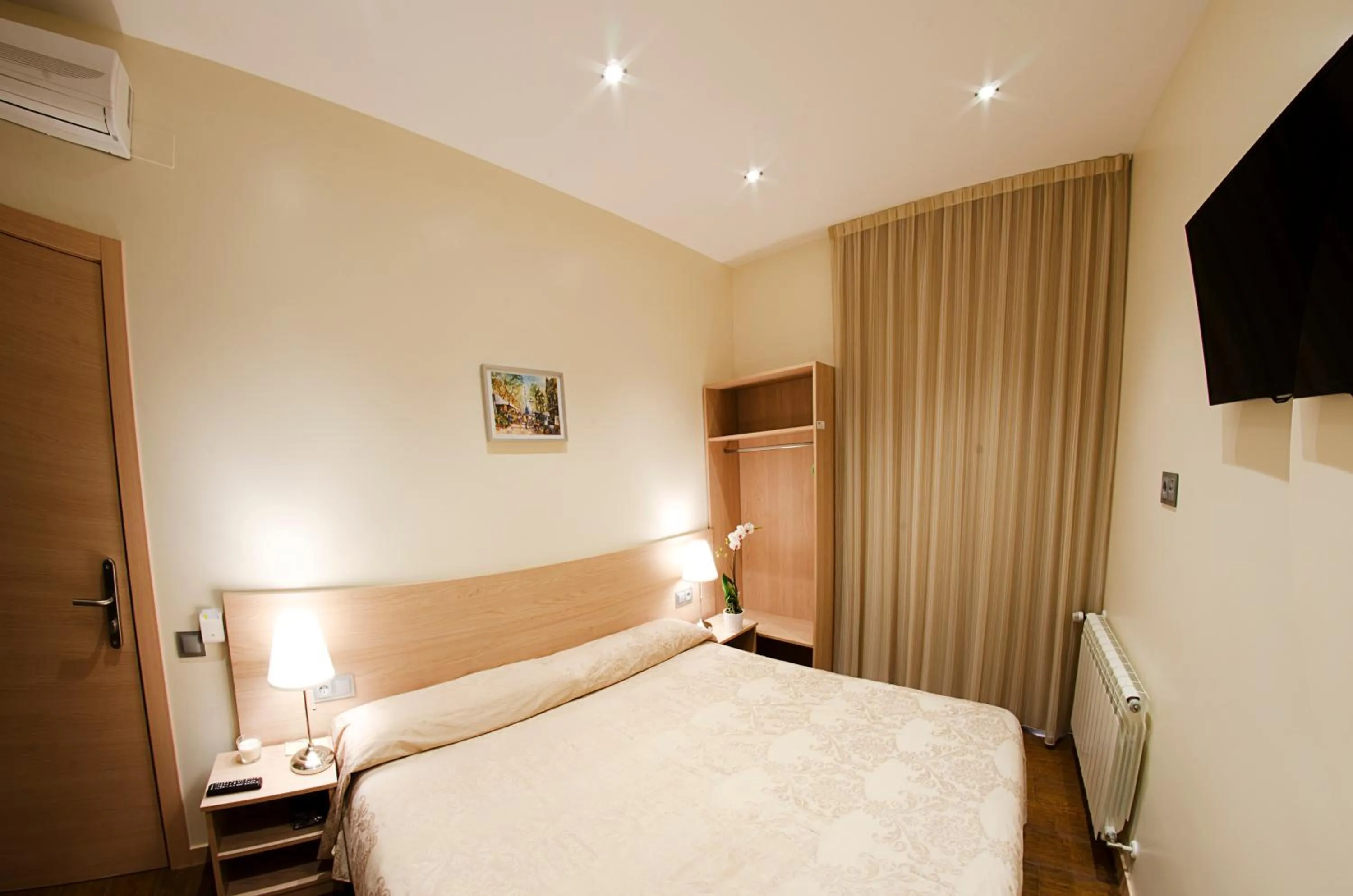 Bedroom, Bed in Hostal Excellence