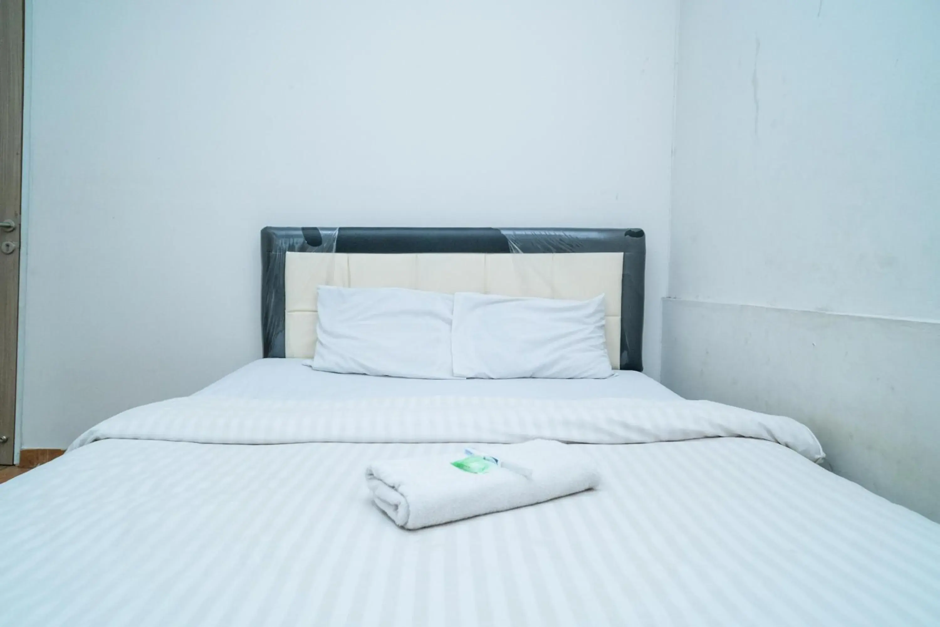 Bed in 77 Guest House Serpong Mitra RedDoorz Bed in 77 Guest House Serpong Mitra RedDoorz