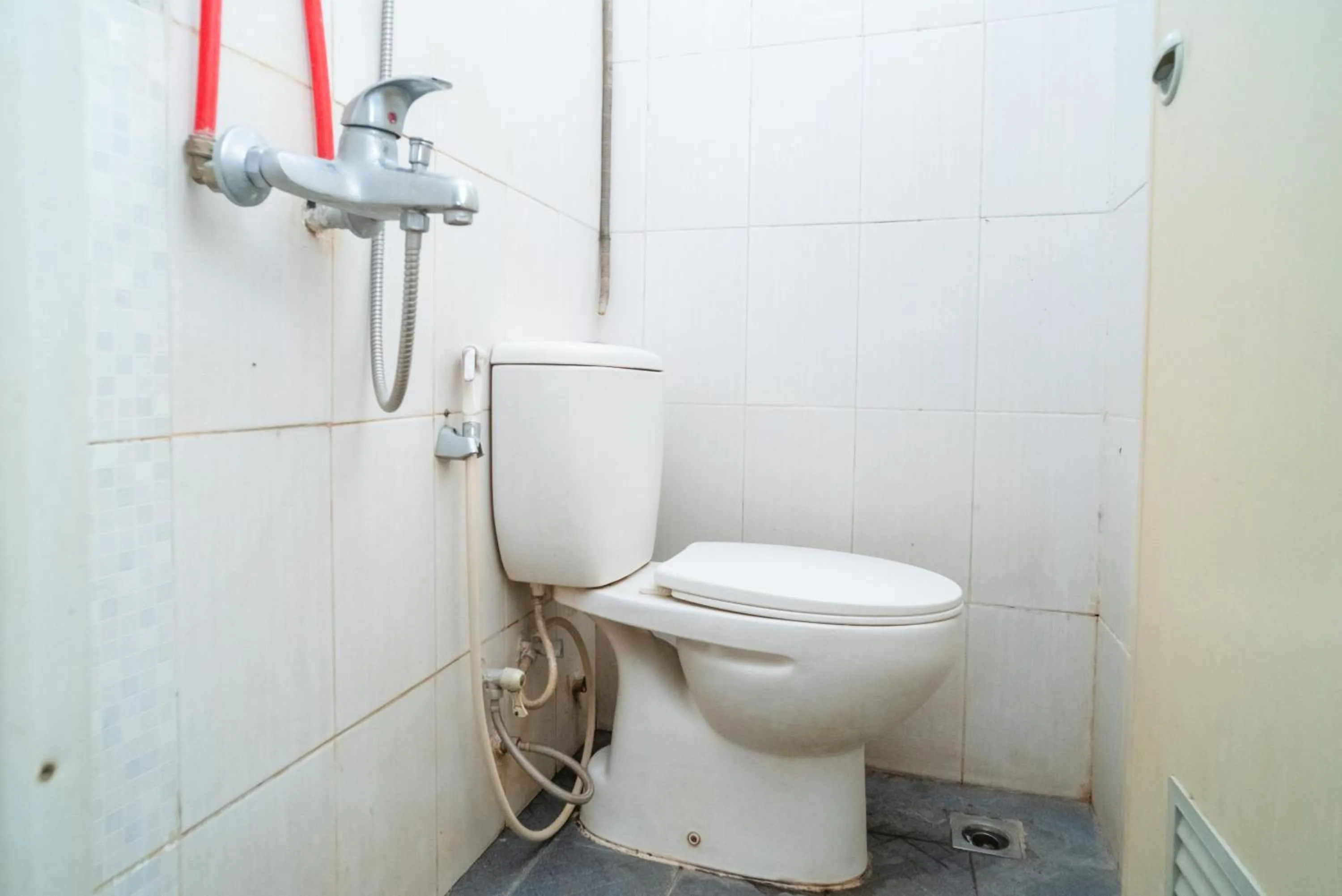 Bathroom in 77 Guest House Serpong Mitra RedDoorz