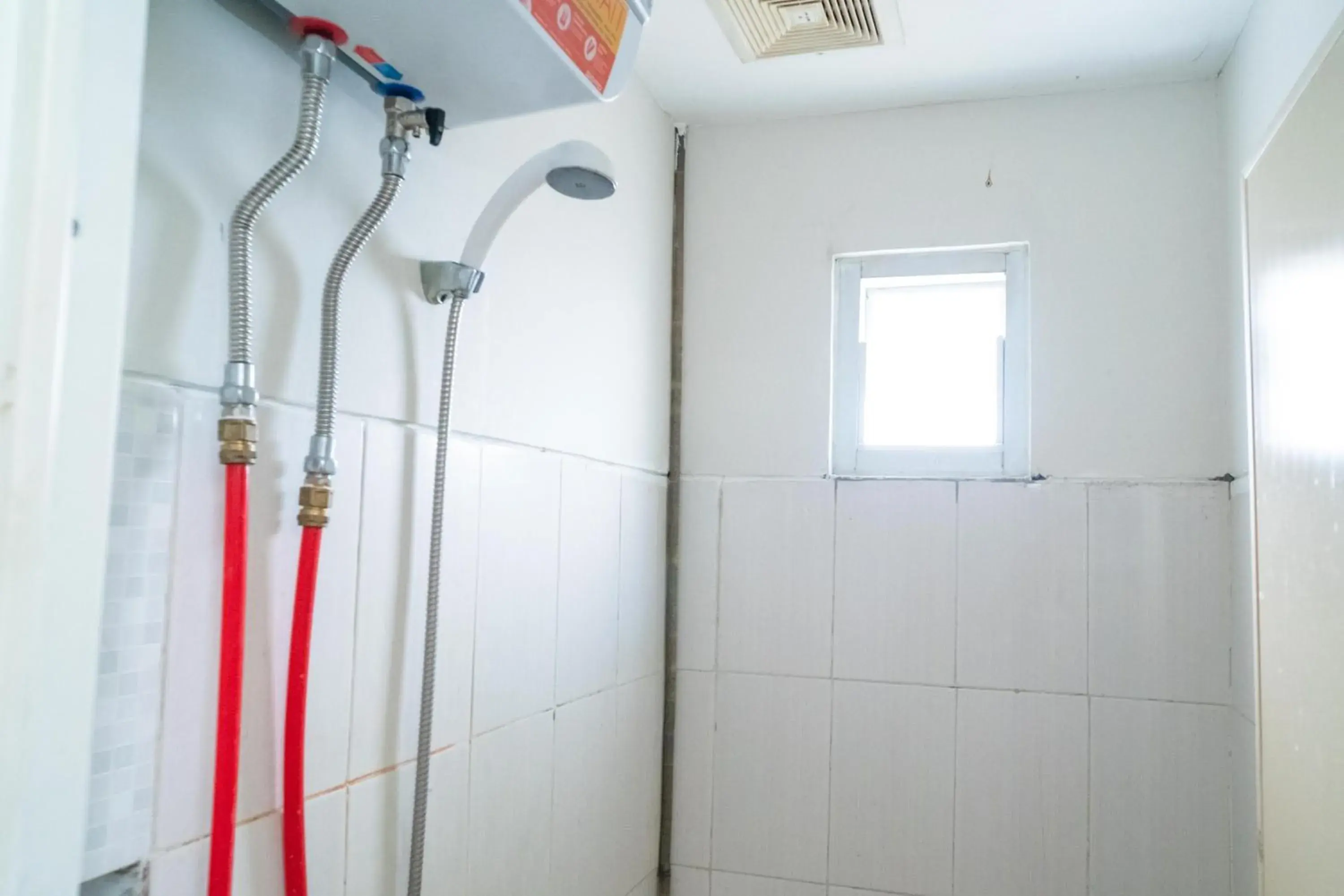 Bathroom in 77 Guest House Serpong Mitra RedDoorz Bathroom in 77 Guest House Serpong Mitra RedDoorz