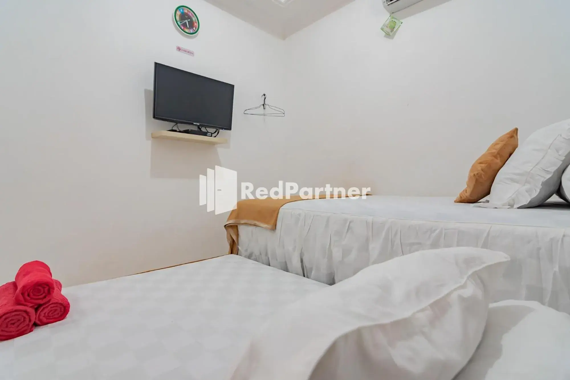 Twin Room in Langkar Guest House Syariah Mitra RedDoorz Twin Room in Langkar Guest House Syariah Mitra RedDoorz