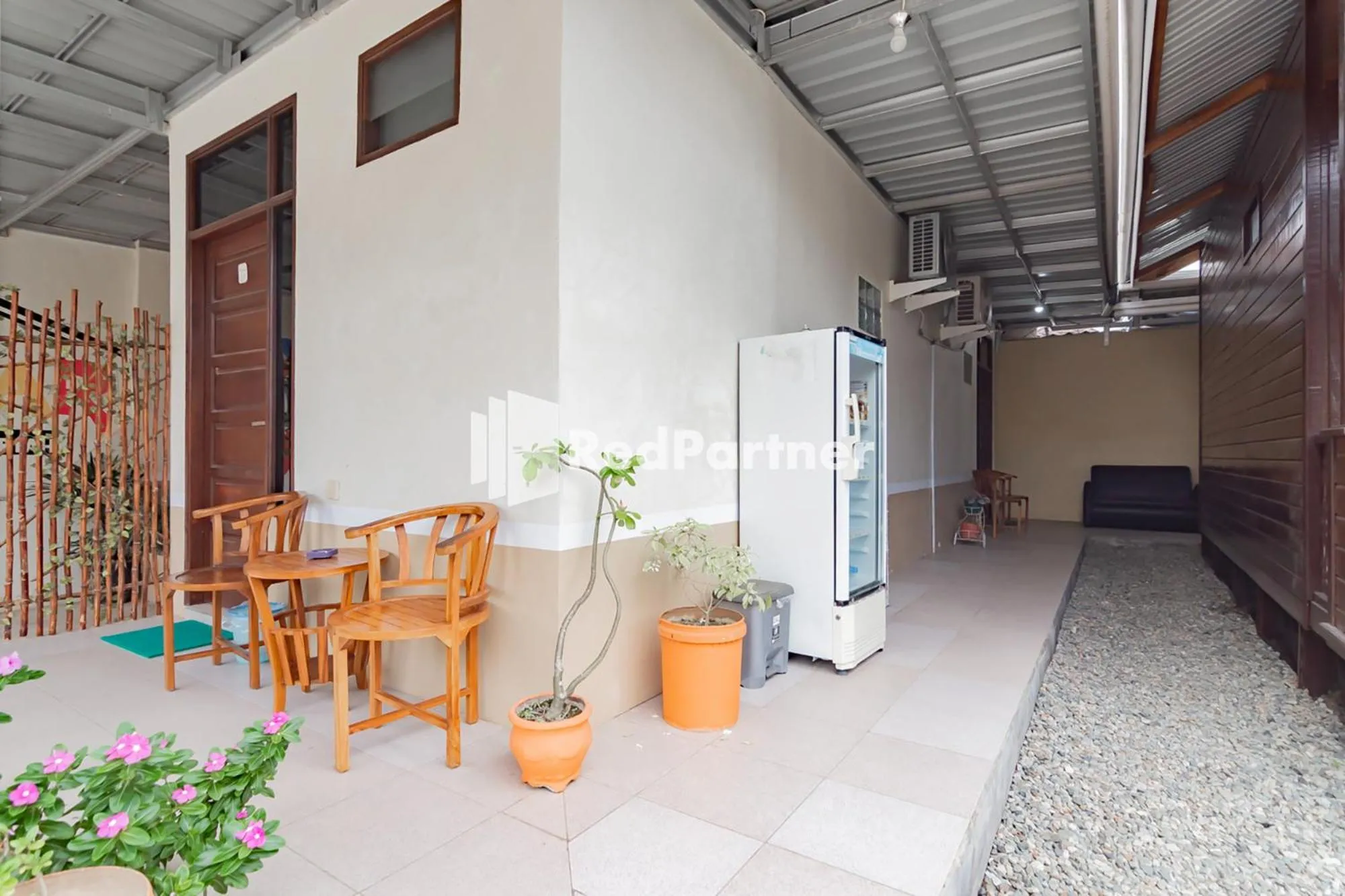 Communal lounge/ TV room in Langkar Guest House Syariah Mitra RedDoorz