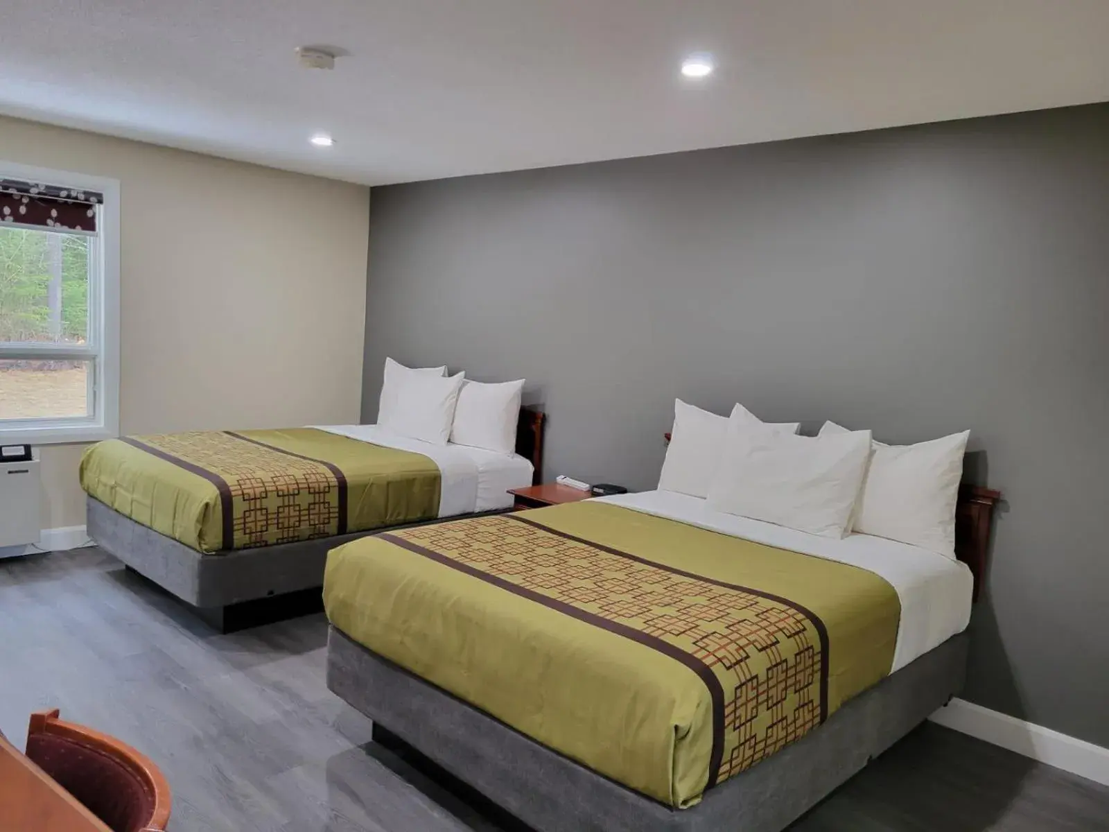 Queen Room with Two Queen Beds in Pine Motel Queen Room with Two Queen Beds in Pine Motel