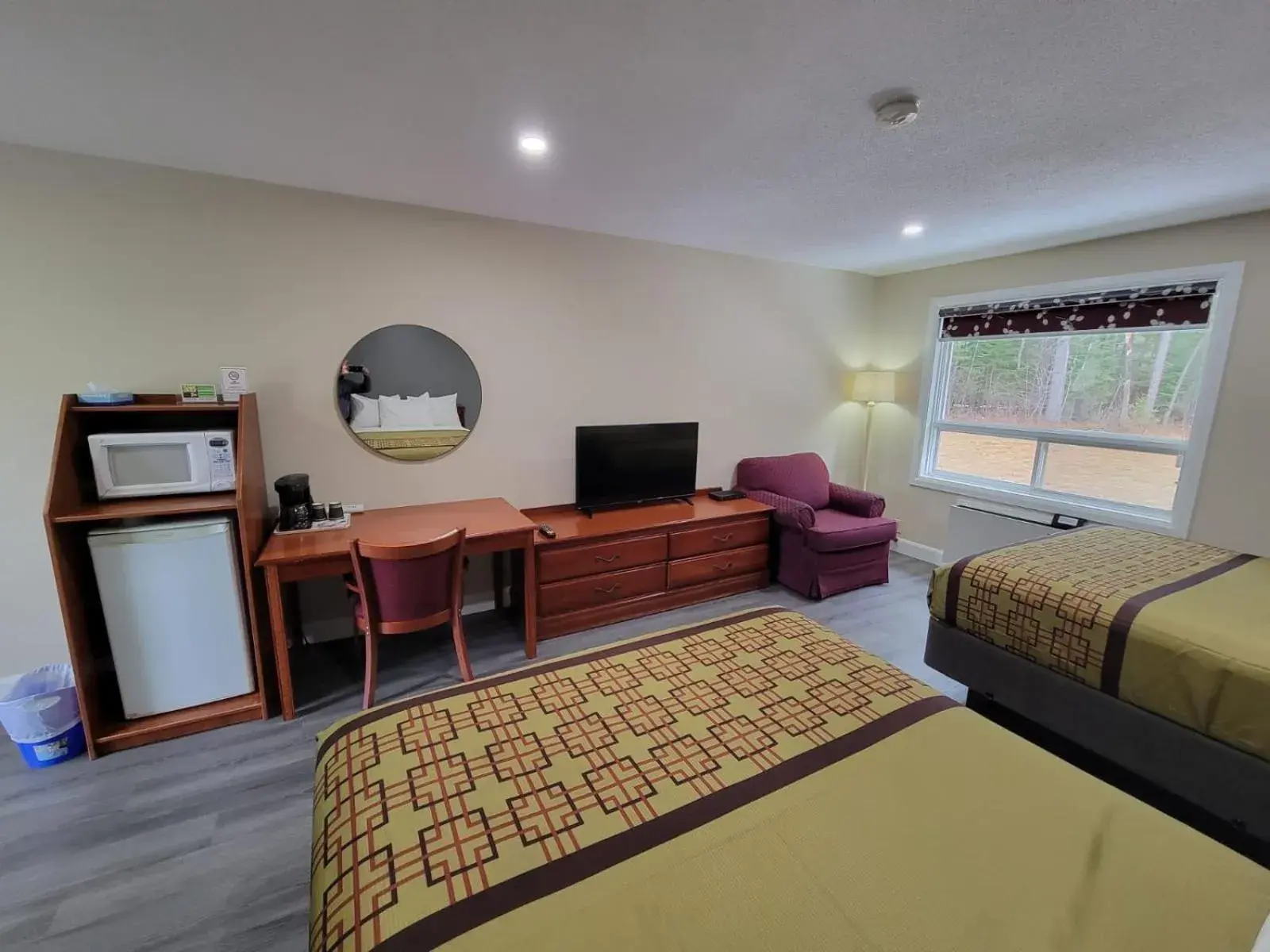 Queen Room with Two Queen Beds in Pine Motel Queen Room with Two Queen Beds in Pine Motel