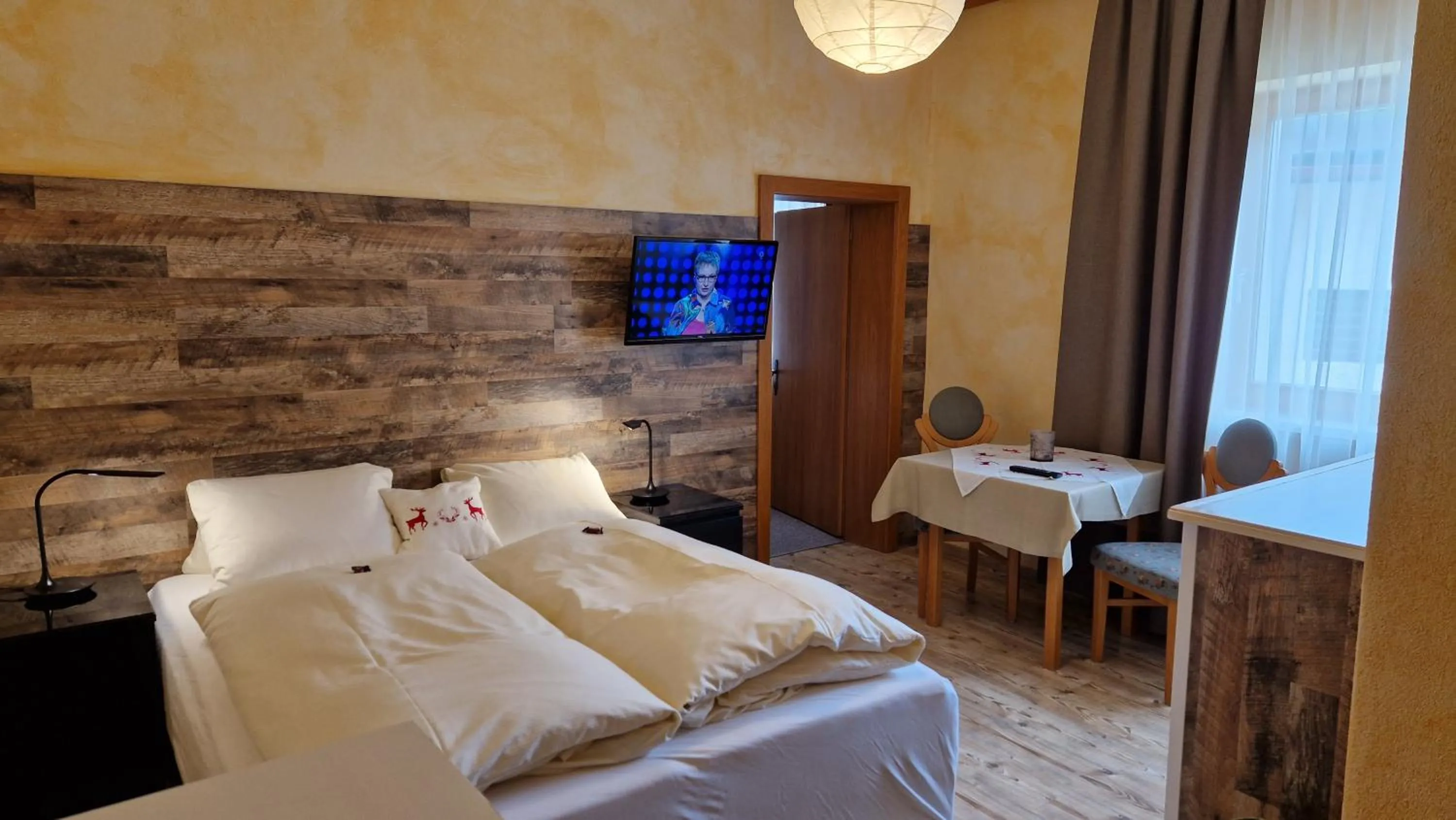 Communal lounge/ TV room, Bed in Bergfrieden Leutasch/Seefeld