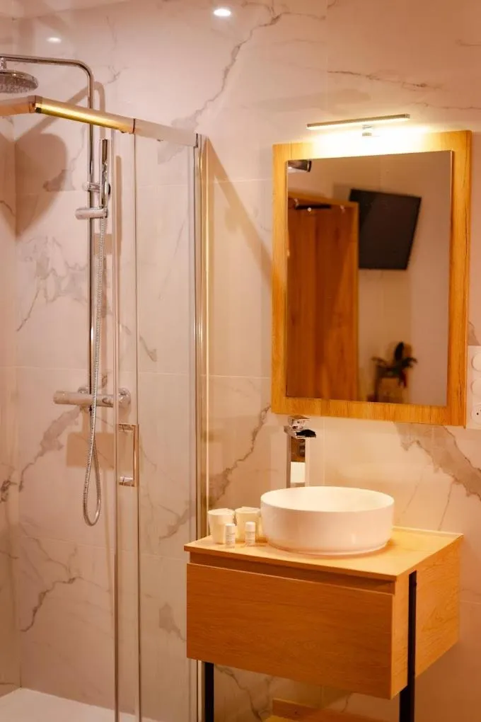 Shower in Hotel U Catagnu