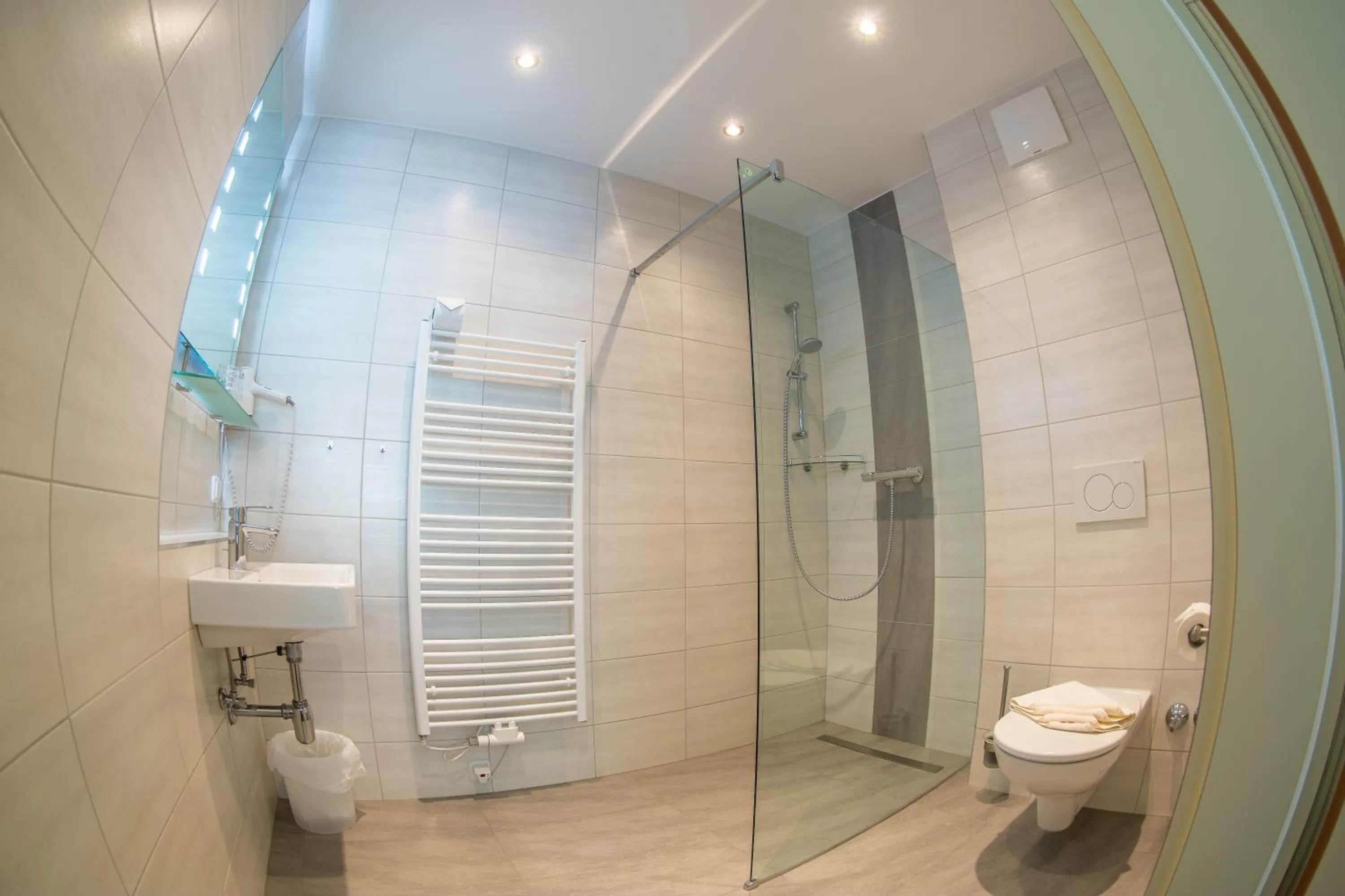 Bathroom in Gästehaus Krappinger/Pizzeria Mamma Mia