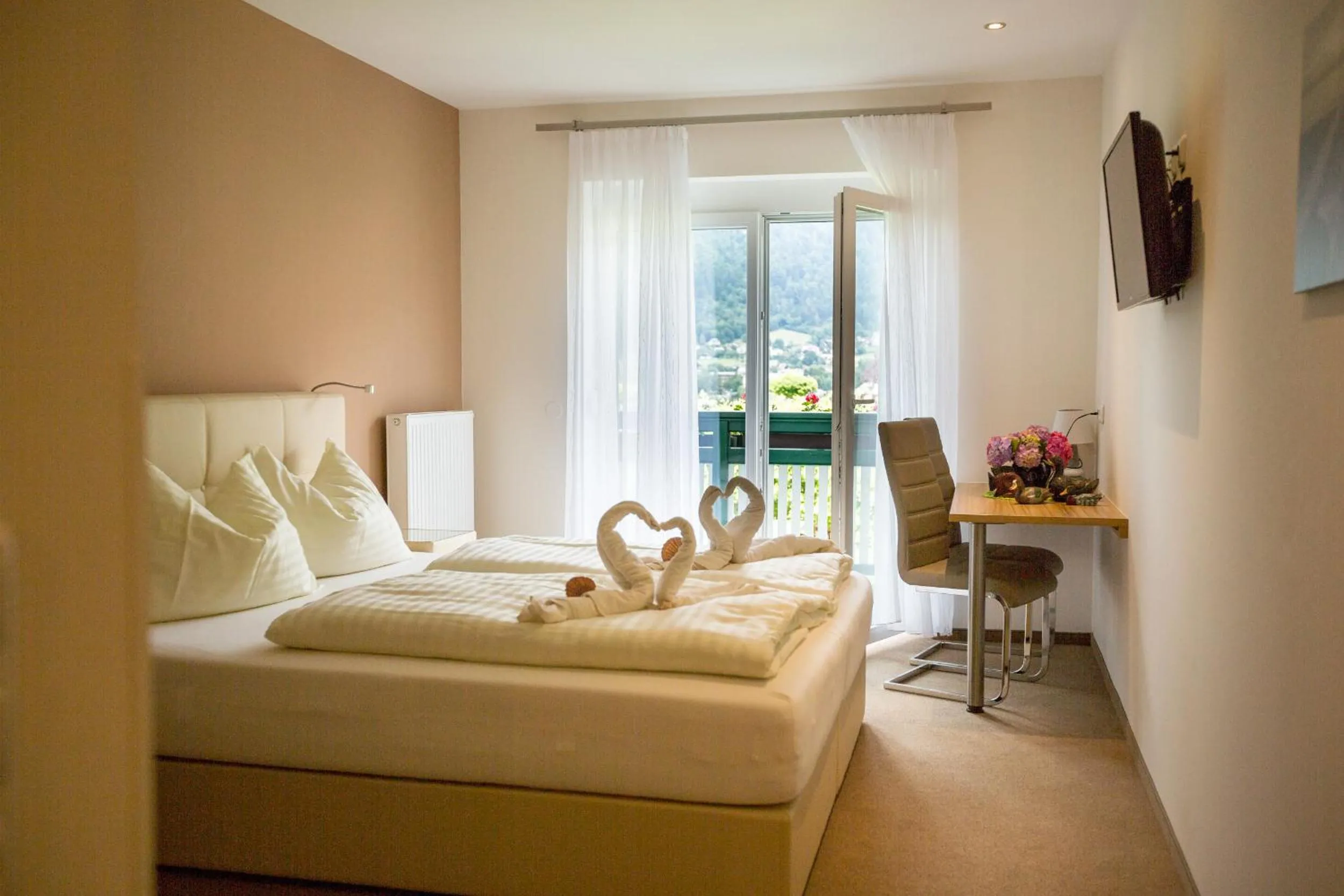 Photo of the whole room, Bed in Gästehaus Krappinger/Pizzeria Mamma Mia