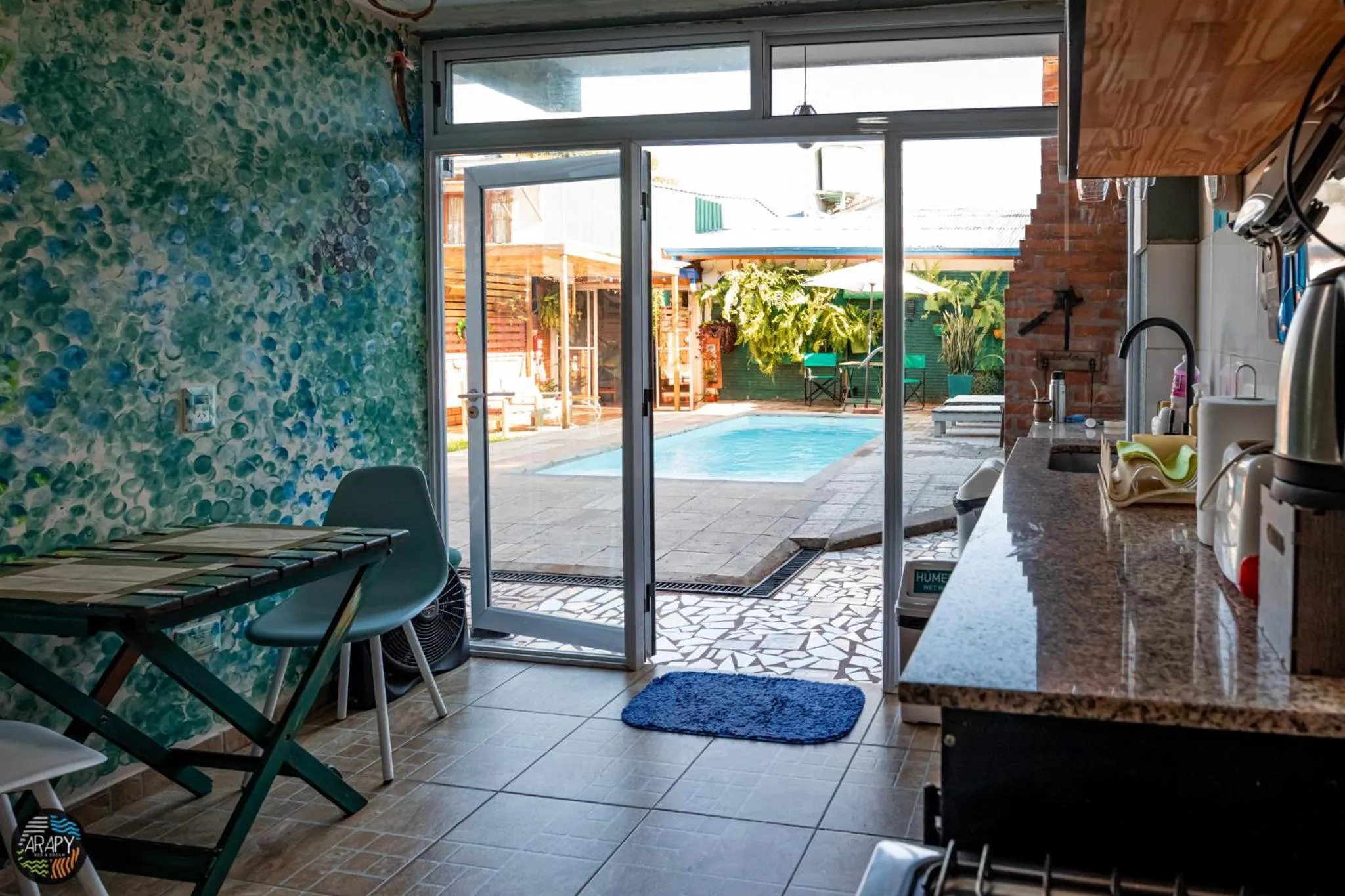 Communal kitchen in Arapy Bed and Dream