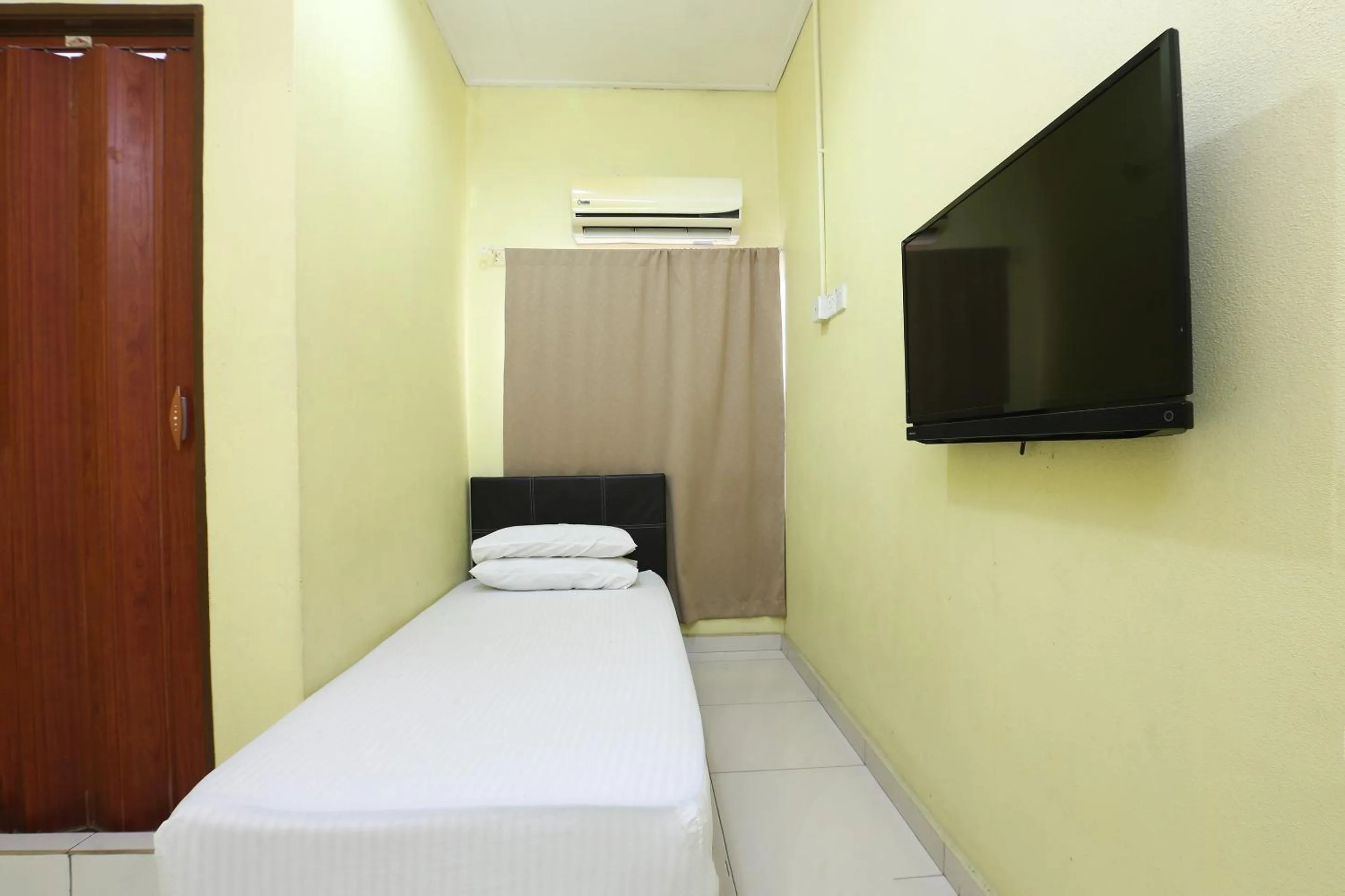 Bedroom, Bed in Hotel O Innap Kota Bharu