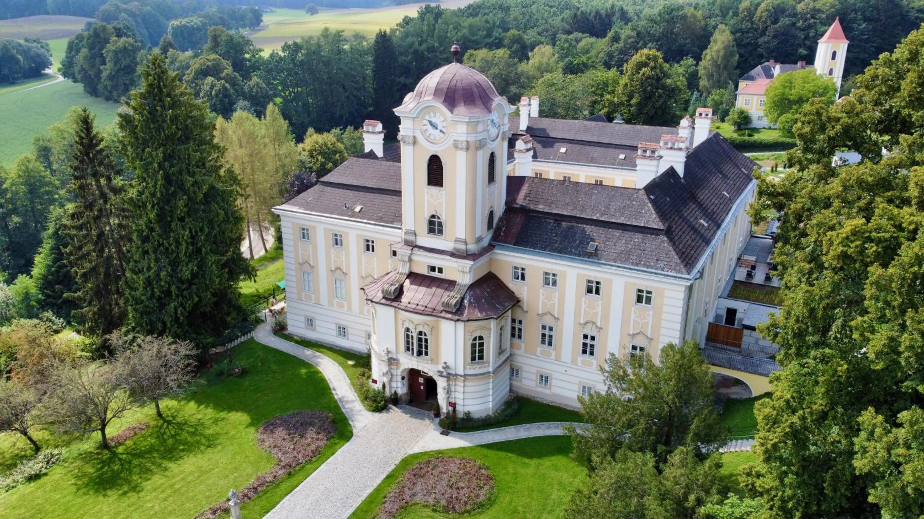 Property building in Schlosshotel Rosenau Superior
