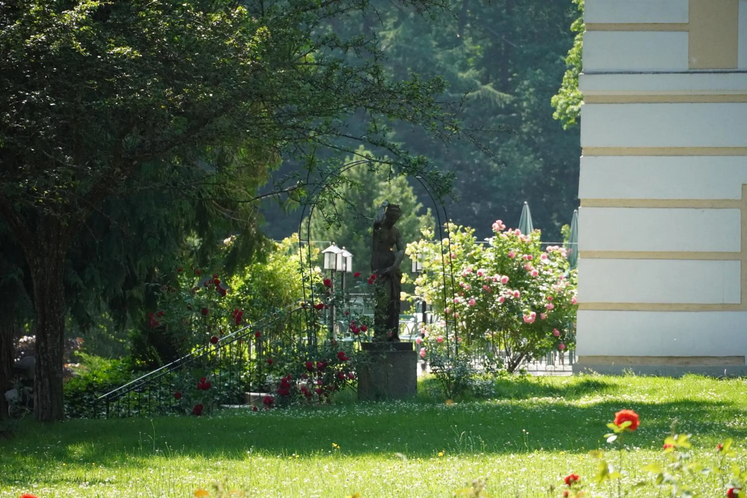 Garden view in Schlosshotel Rosenau Superior