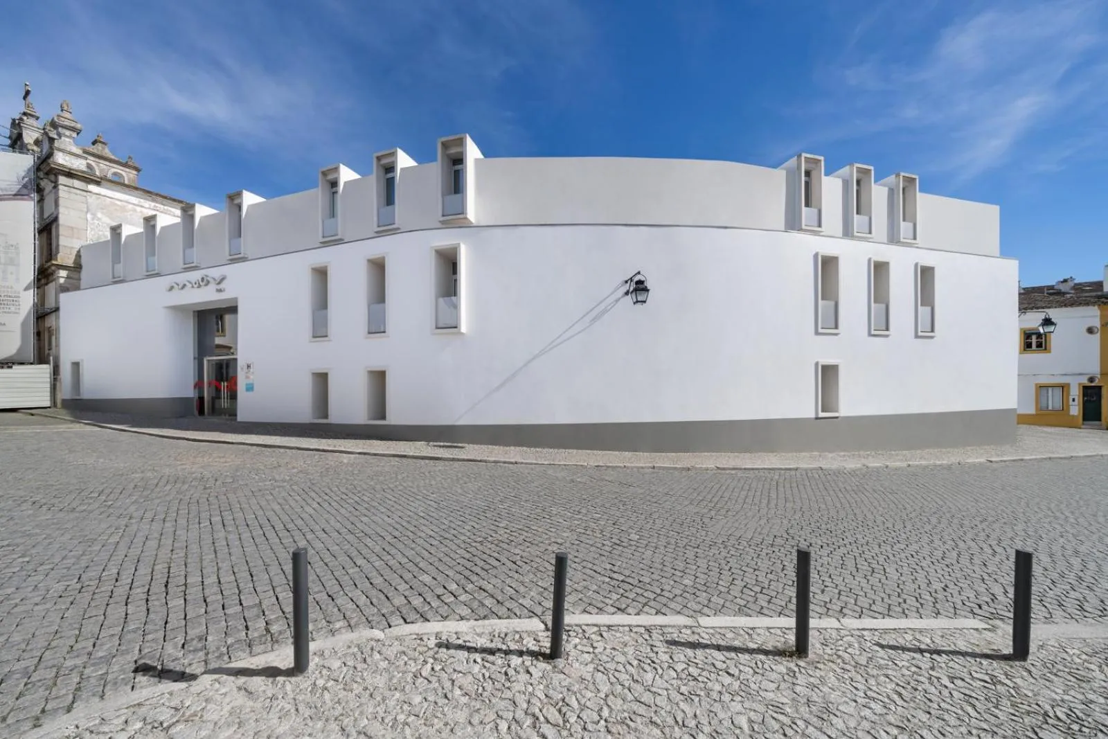 Facade/entrance in Moov Hotel Évora