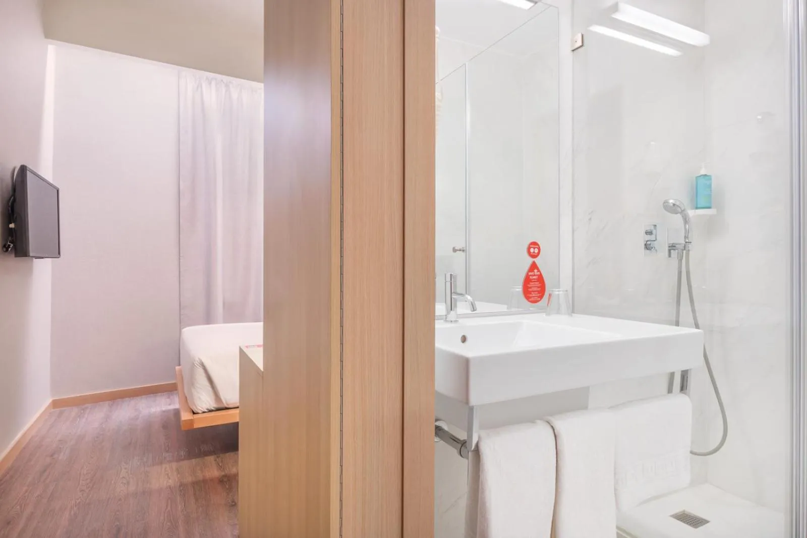 Shower in Moov Hotel Évora