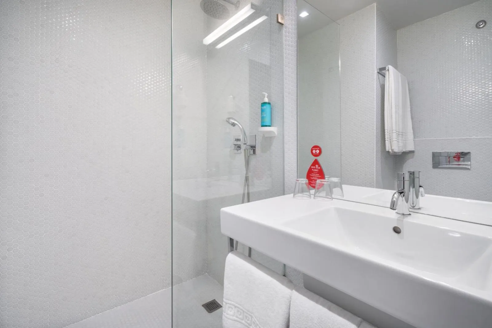 Shower in Moov Hotel Évora