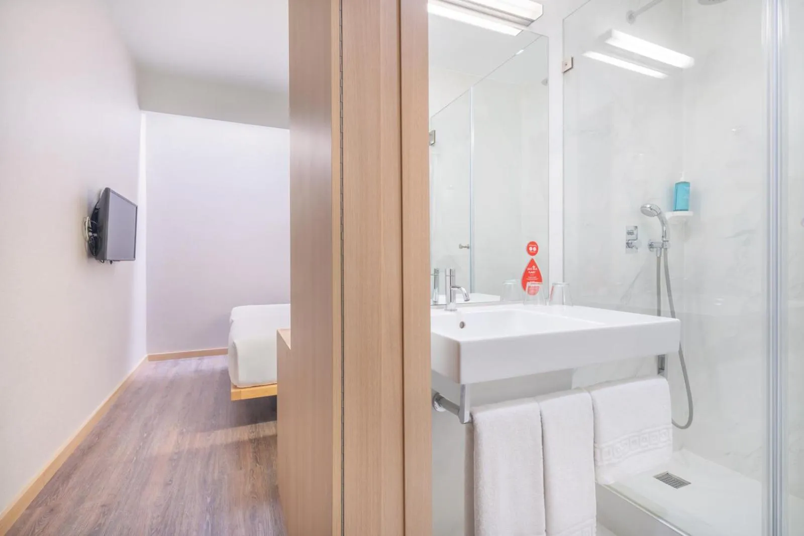 Shower in Moov Hotel Évora