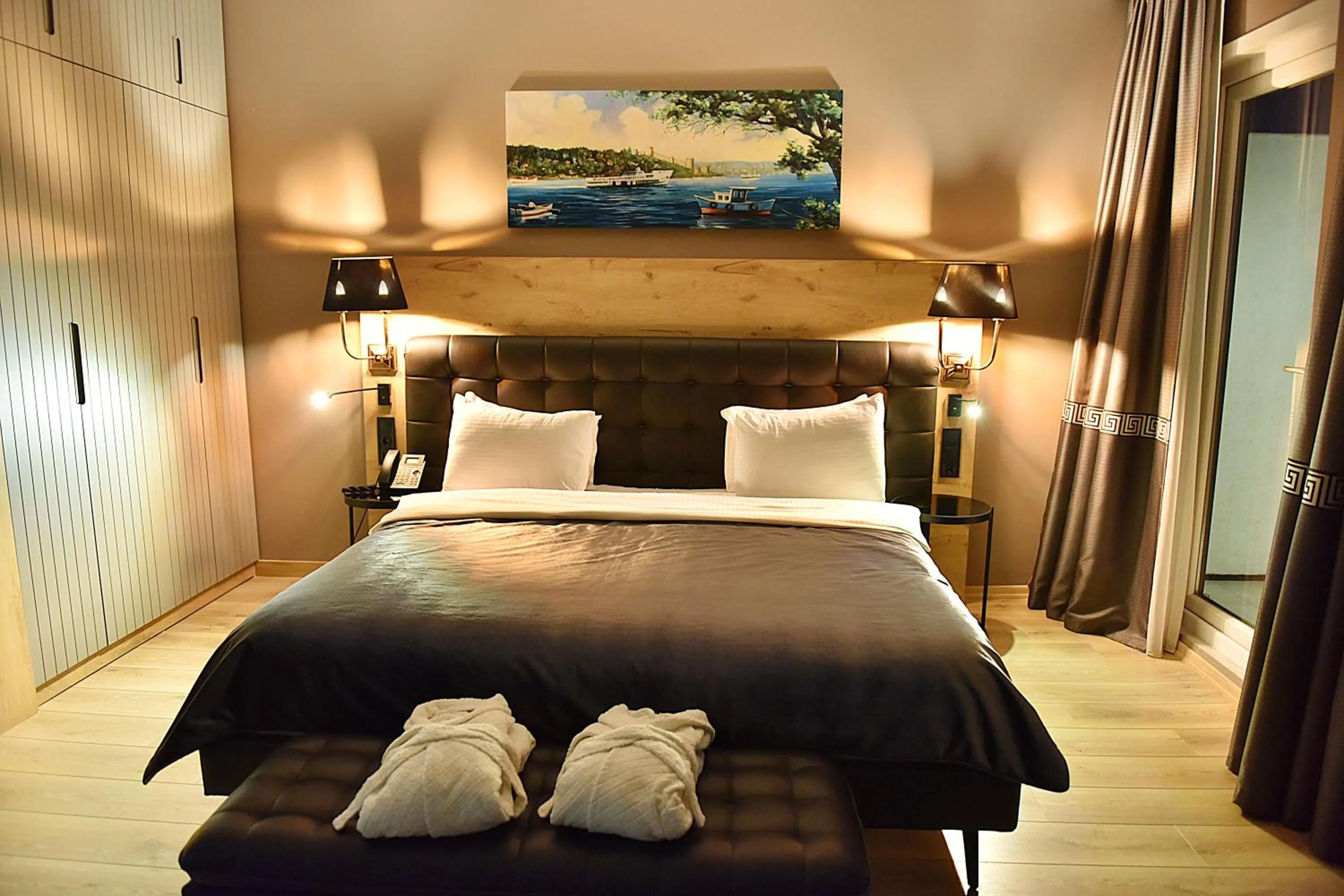 Photo of the whole room, Bed in Kerthill Hotel