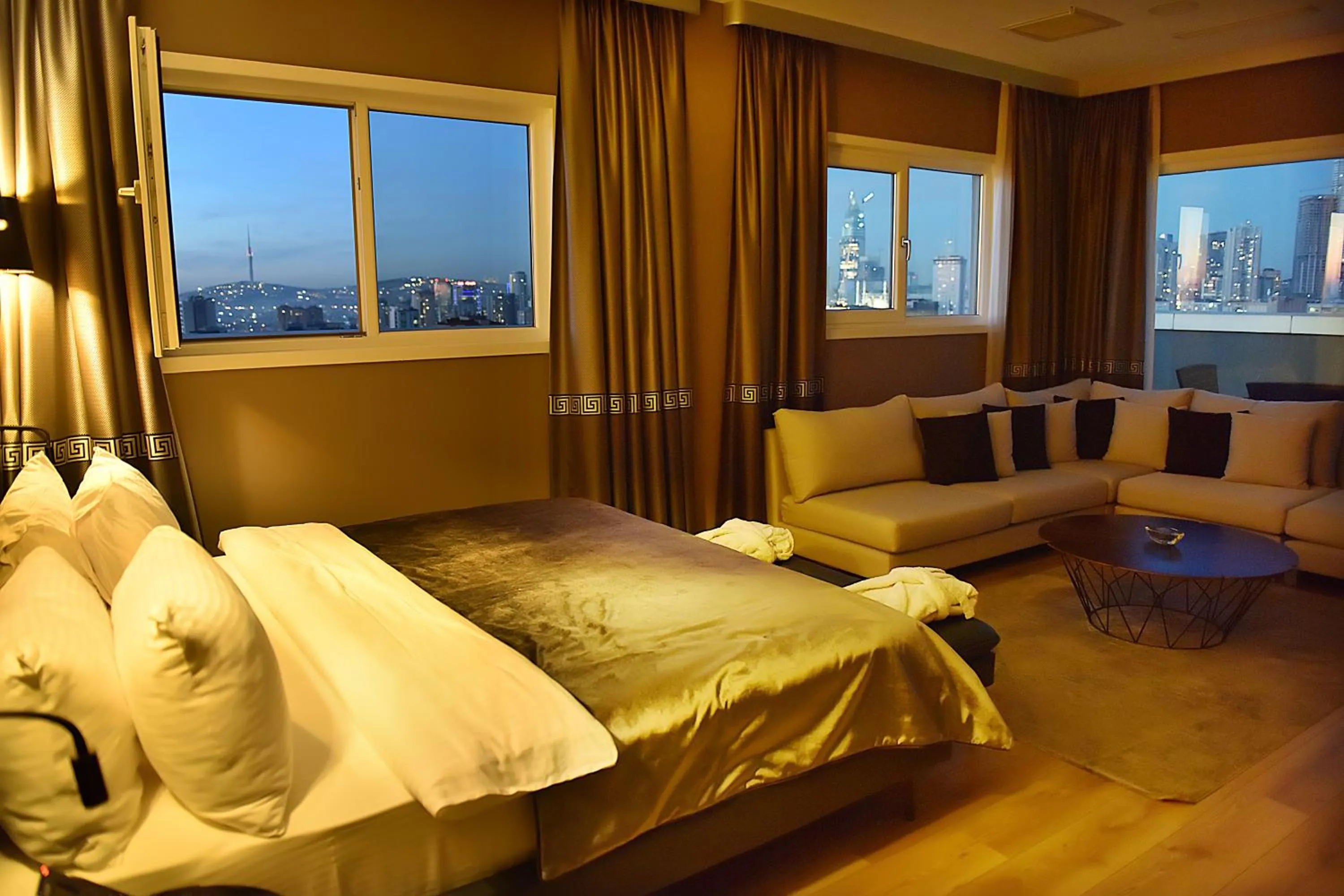 Photo of the whole room, Bed in Kerthill Hotel