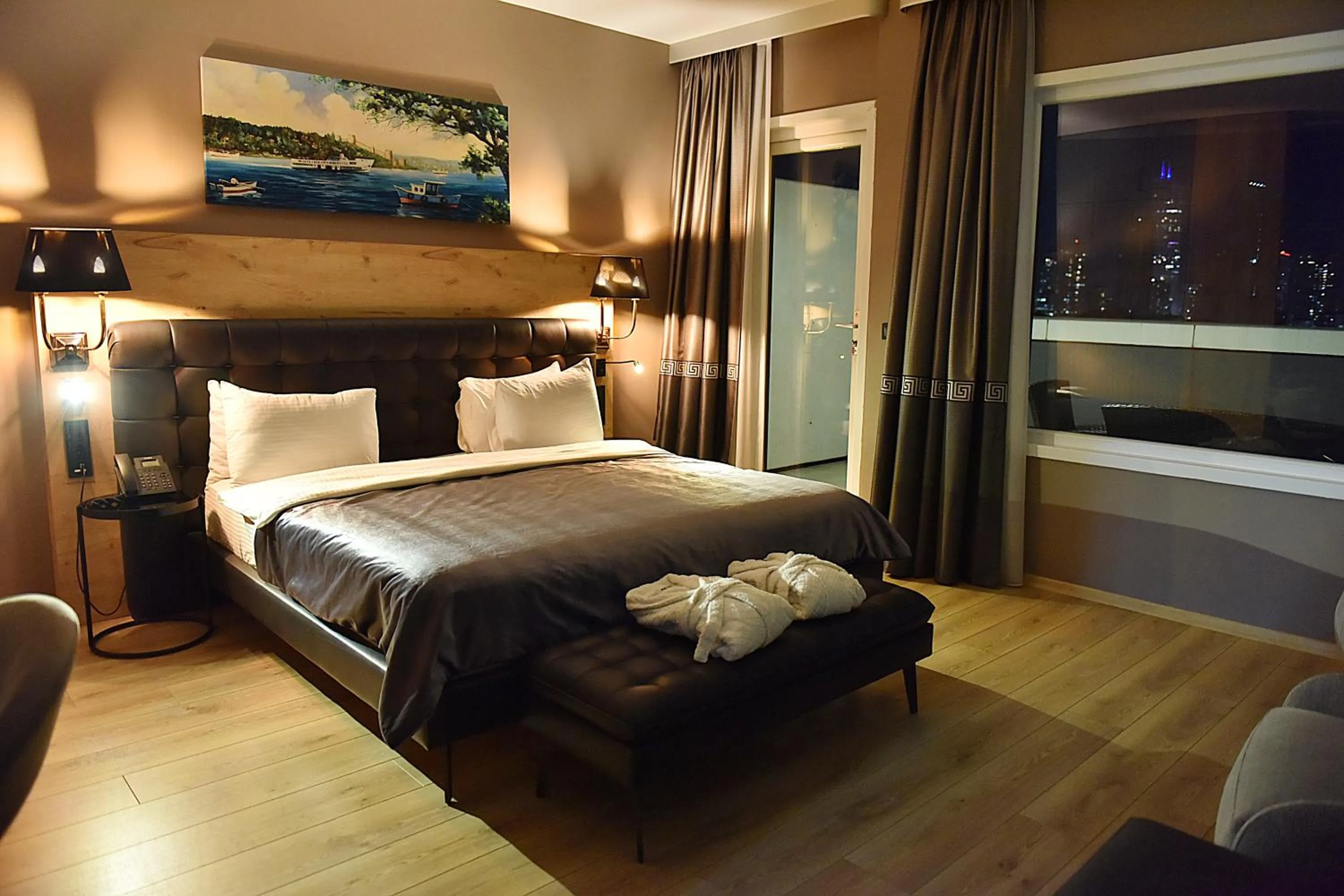 Photo of the whole room, Bed in Kerthill Hotel