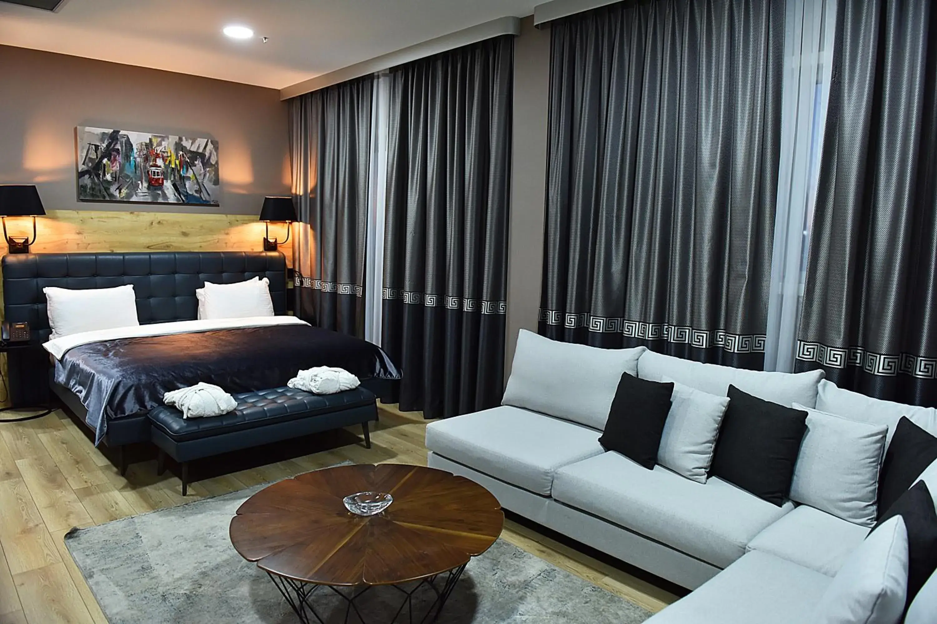 Deluxe Double Room with Balcony in Kerthill Hotel Deluxe Double Room with Balcony in Kerthill Hotel