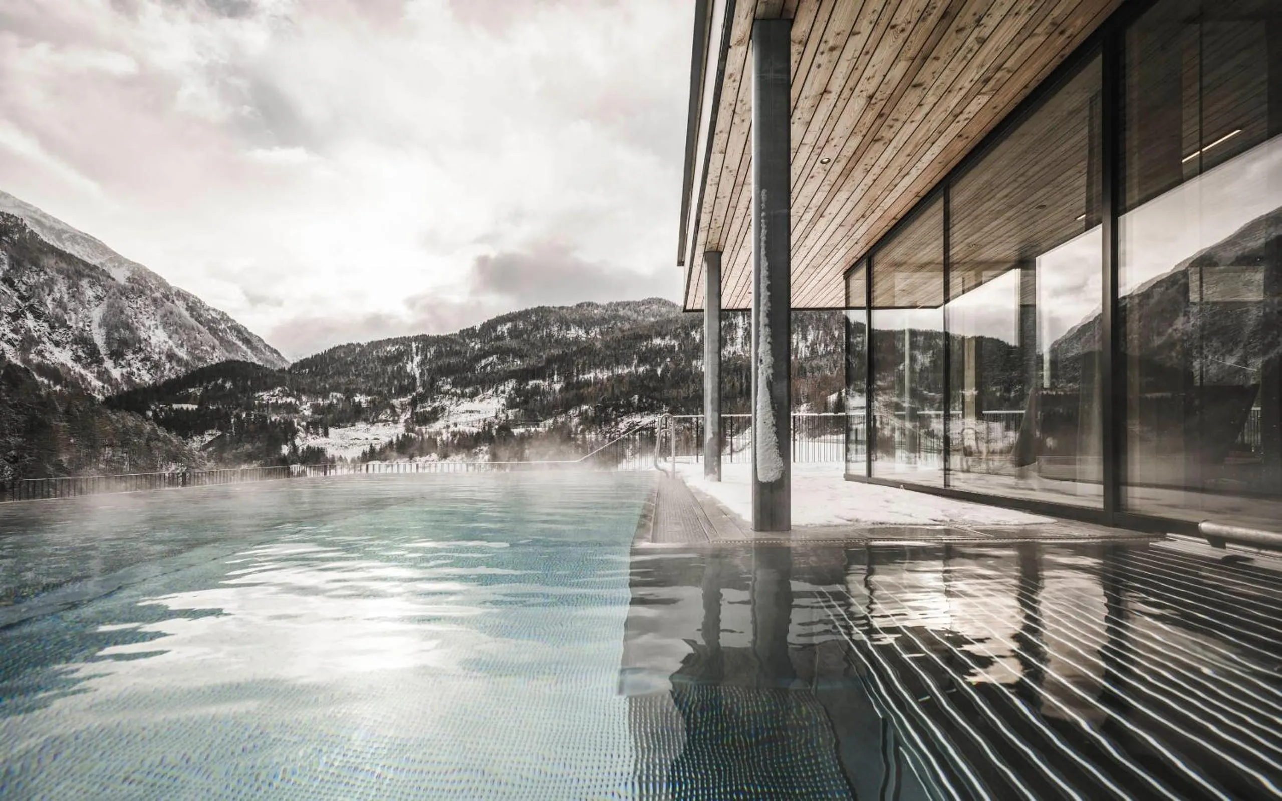 Swimming pool in Sportlers Lodge Sölden lifestyle-lässig-anders