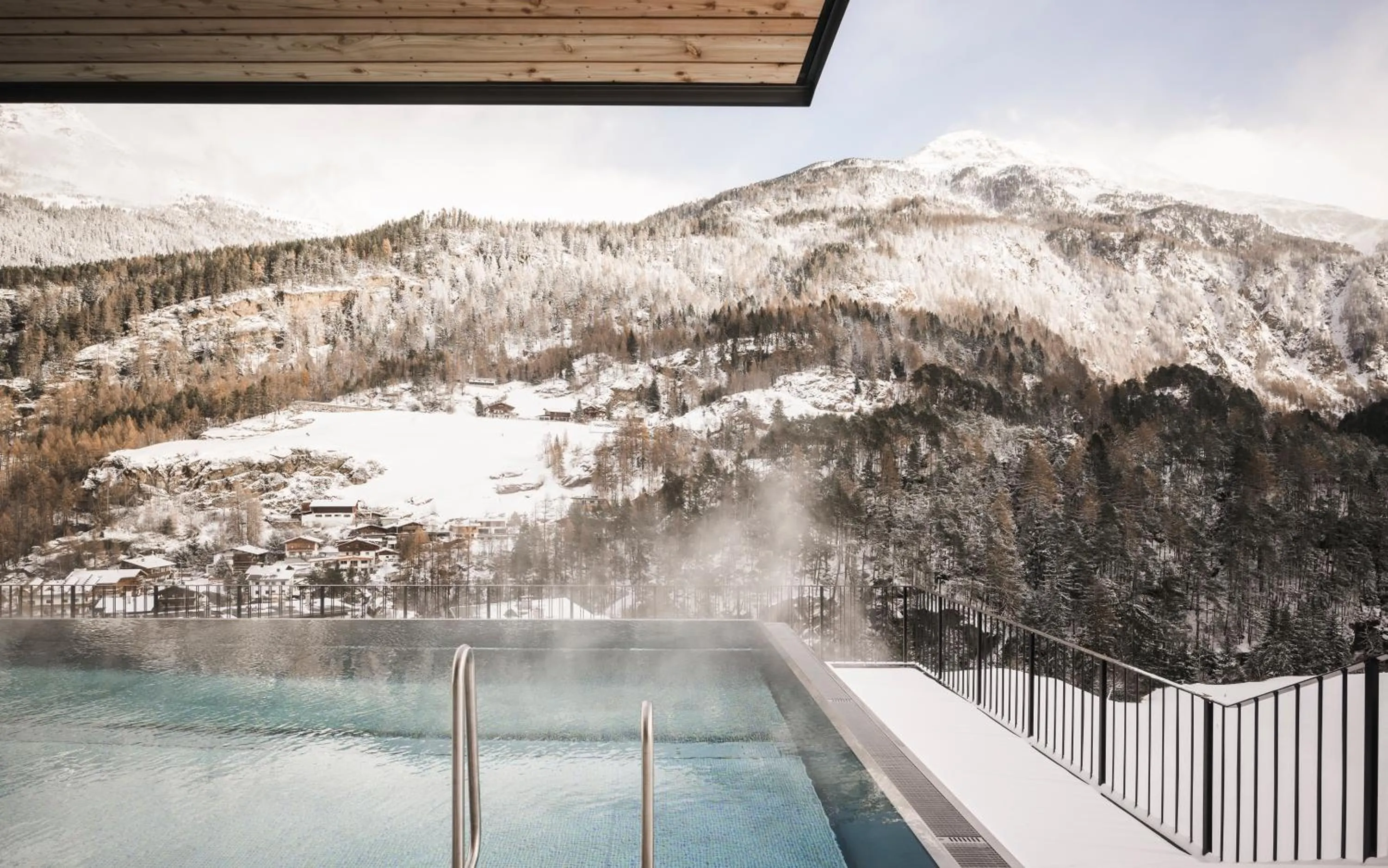 Swimming pool in Sportlers Lodge Sölden lifestyle-lässig-anders