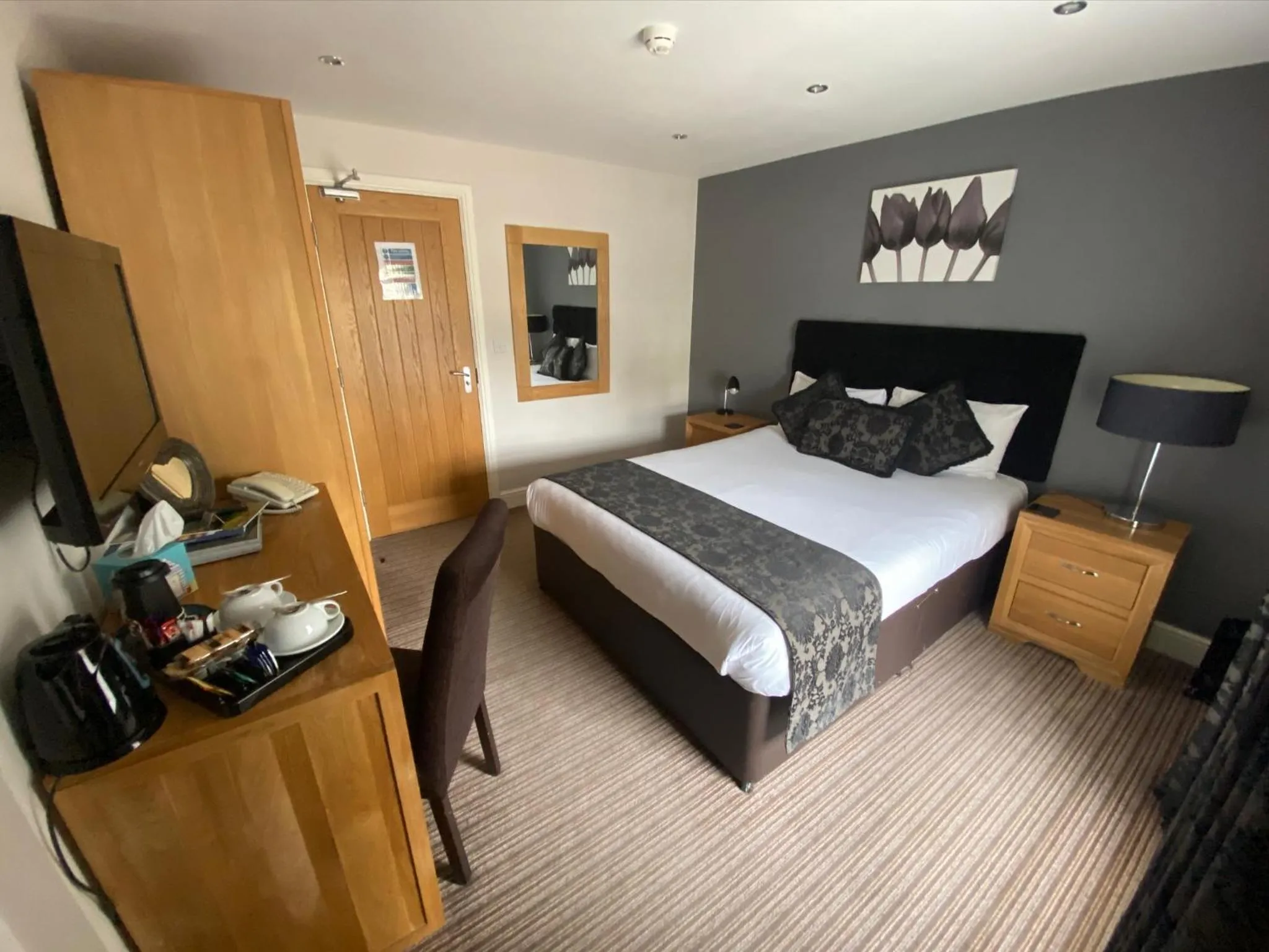 Photo of the whole room, Bed in The Three Horseshoes Hotel