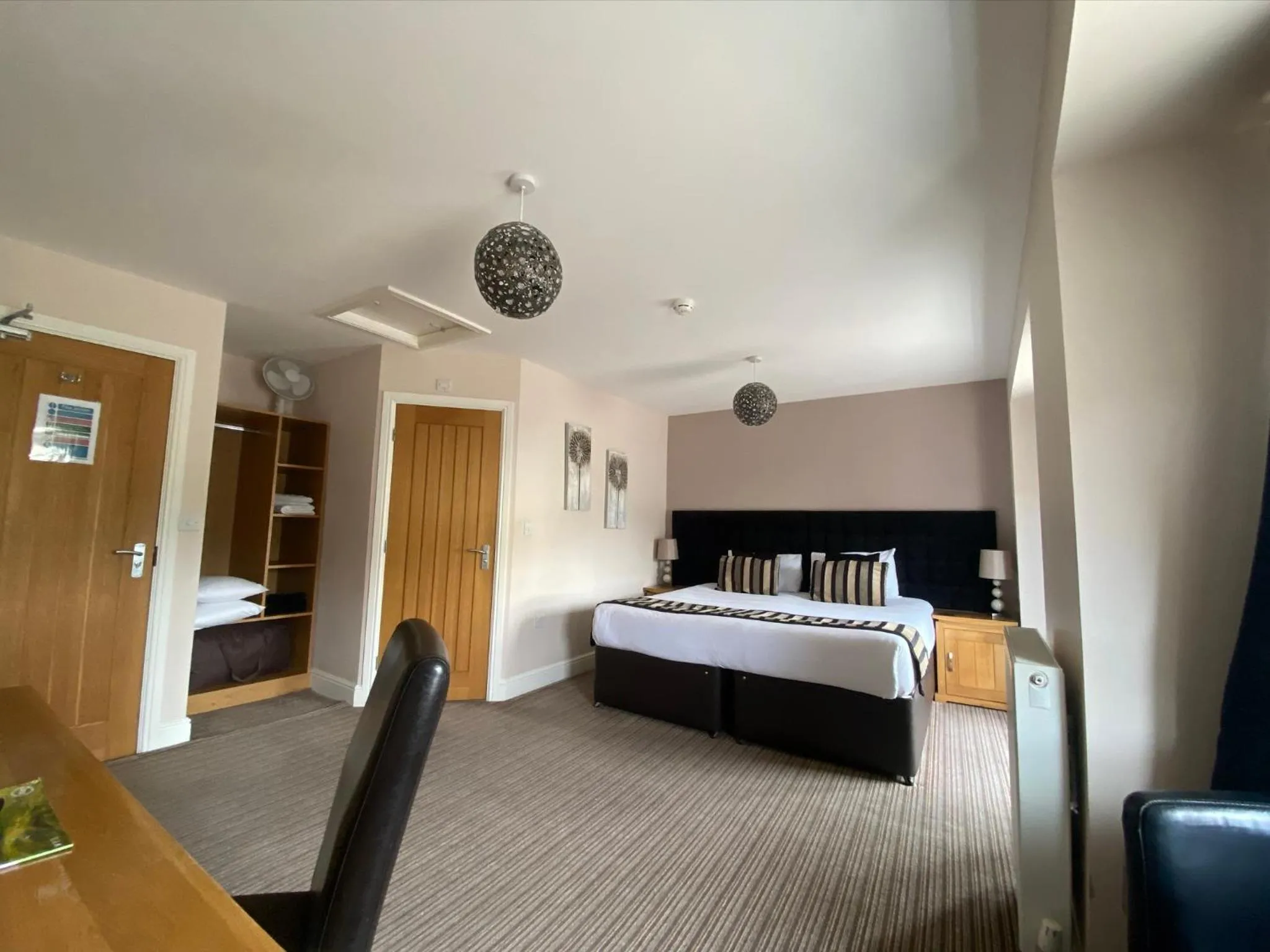 Bedroom, Bed in The Three Horseshoes Hotel