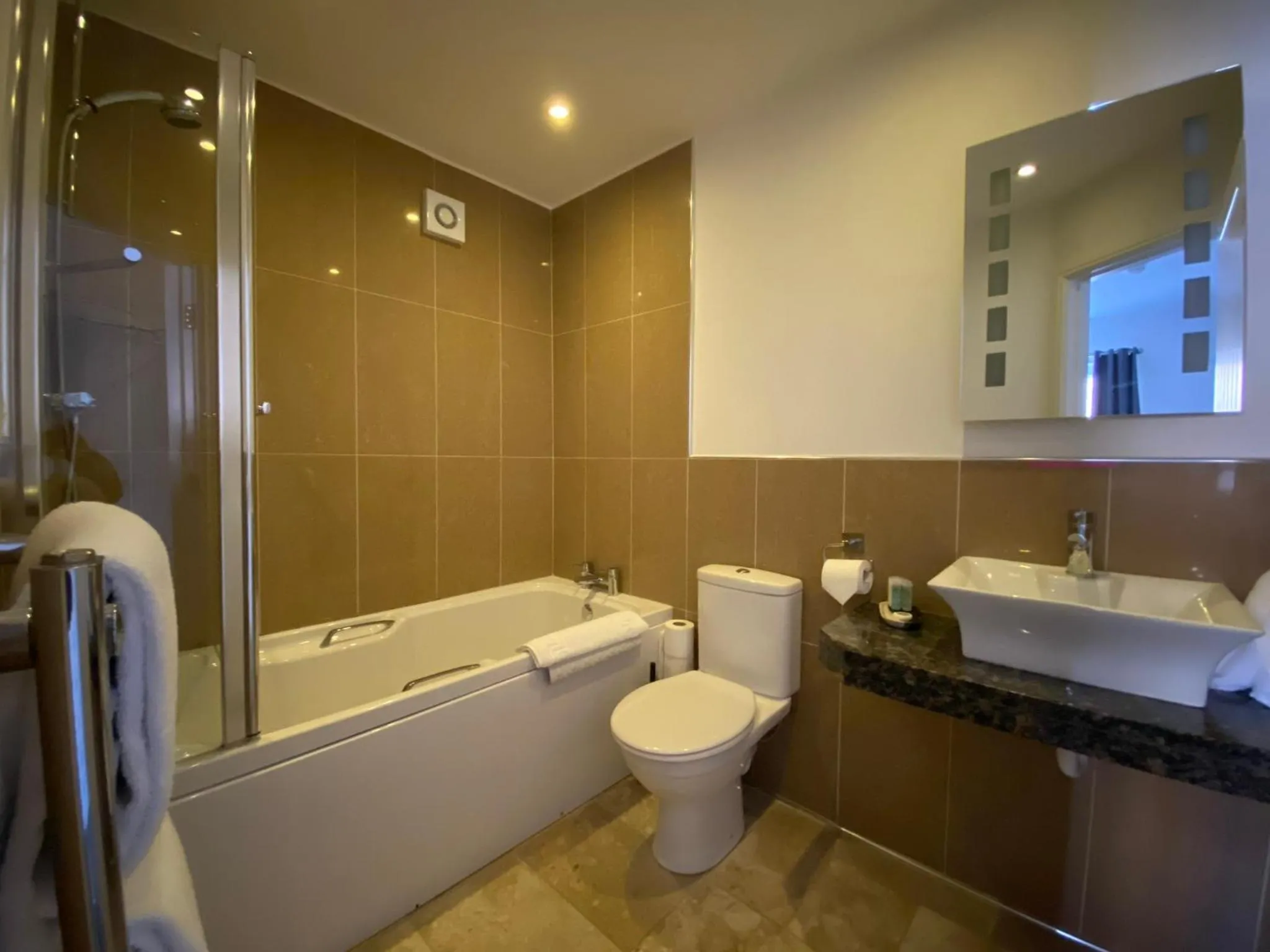 Shower in The Three Horseshoes Hotel