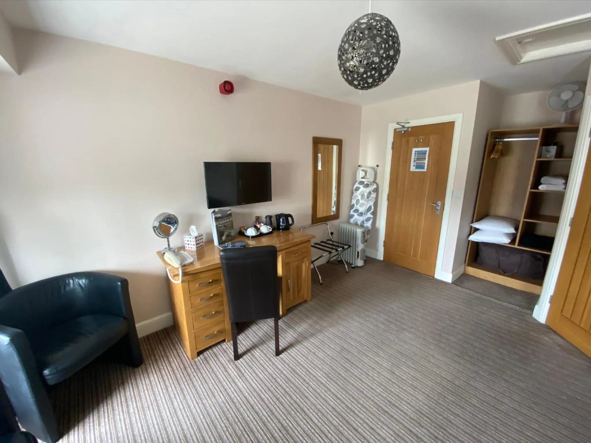 TV and multimedia, Bed in The Three Horseshoes Hotel