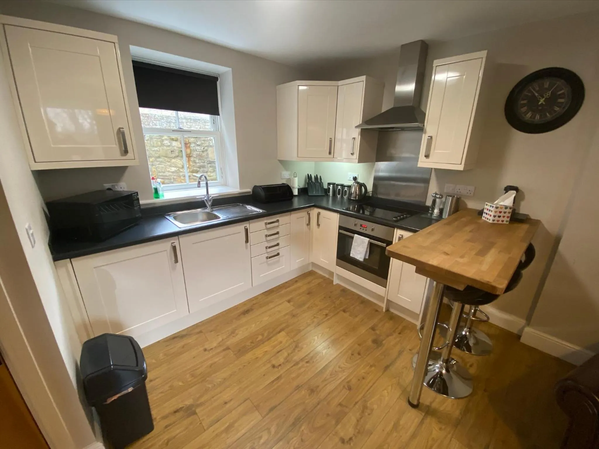 Kitchen or kitchenette in The Three Horseshoes Hotel