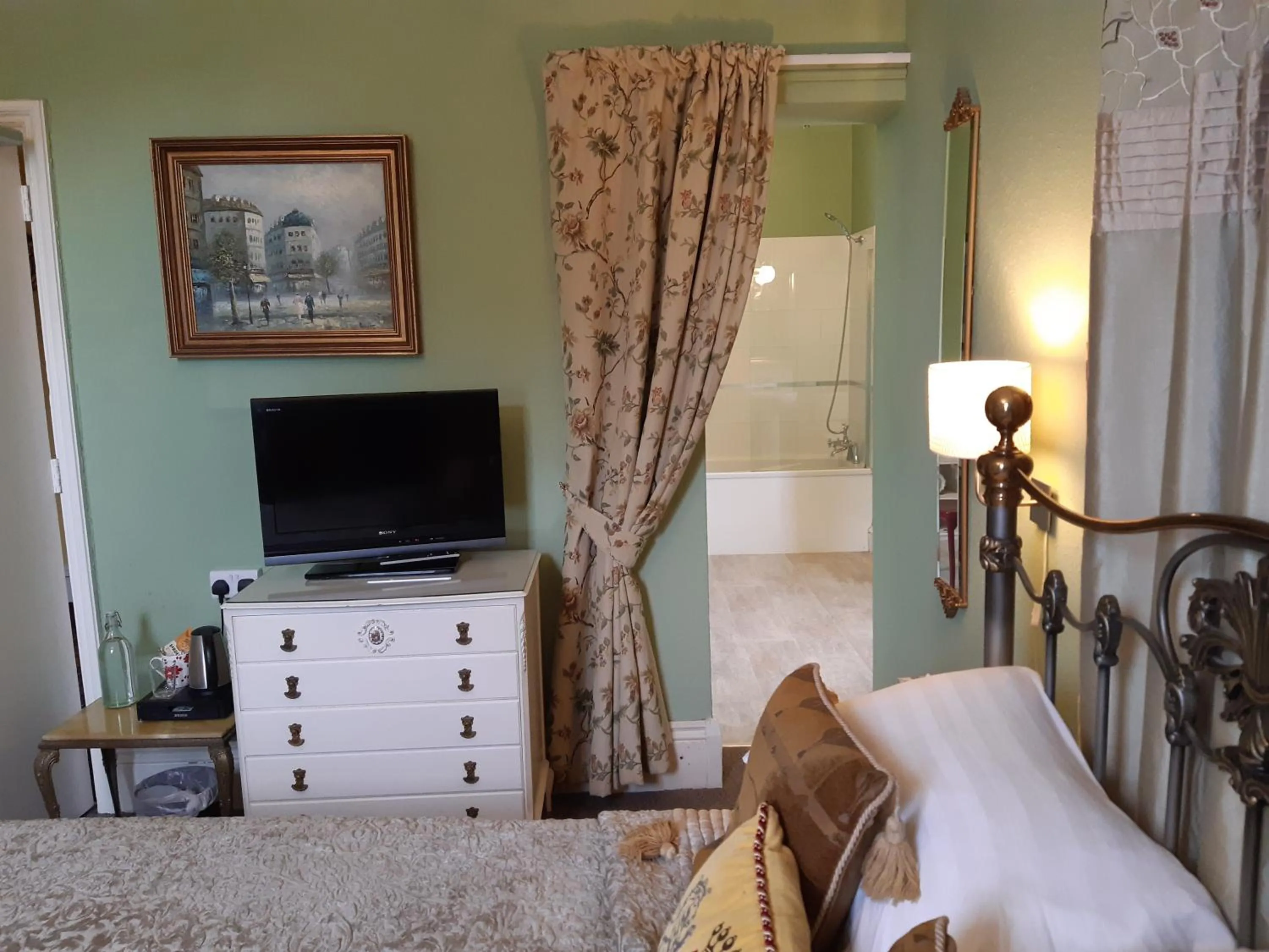 Bed in Holywell House