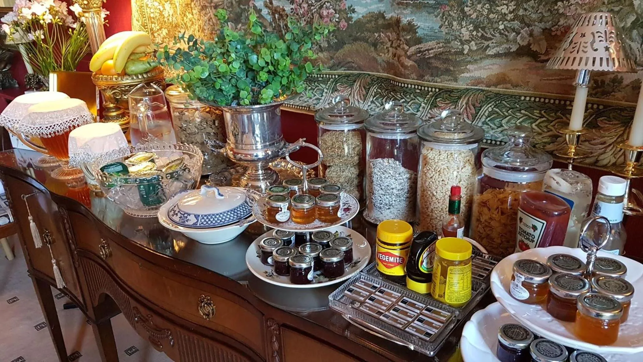 Breakfast in Holywell House