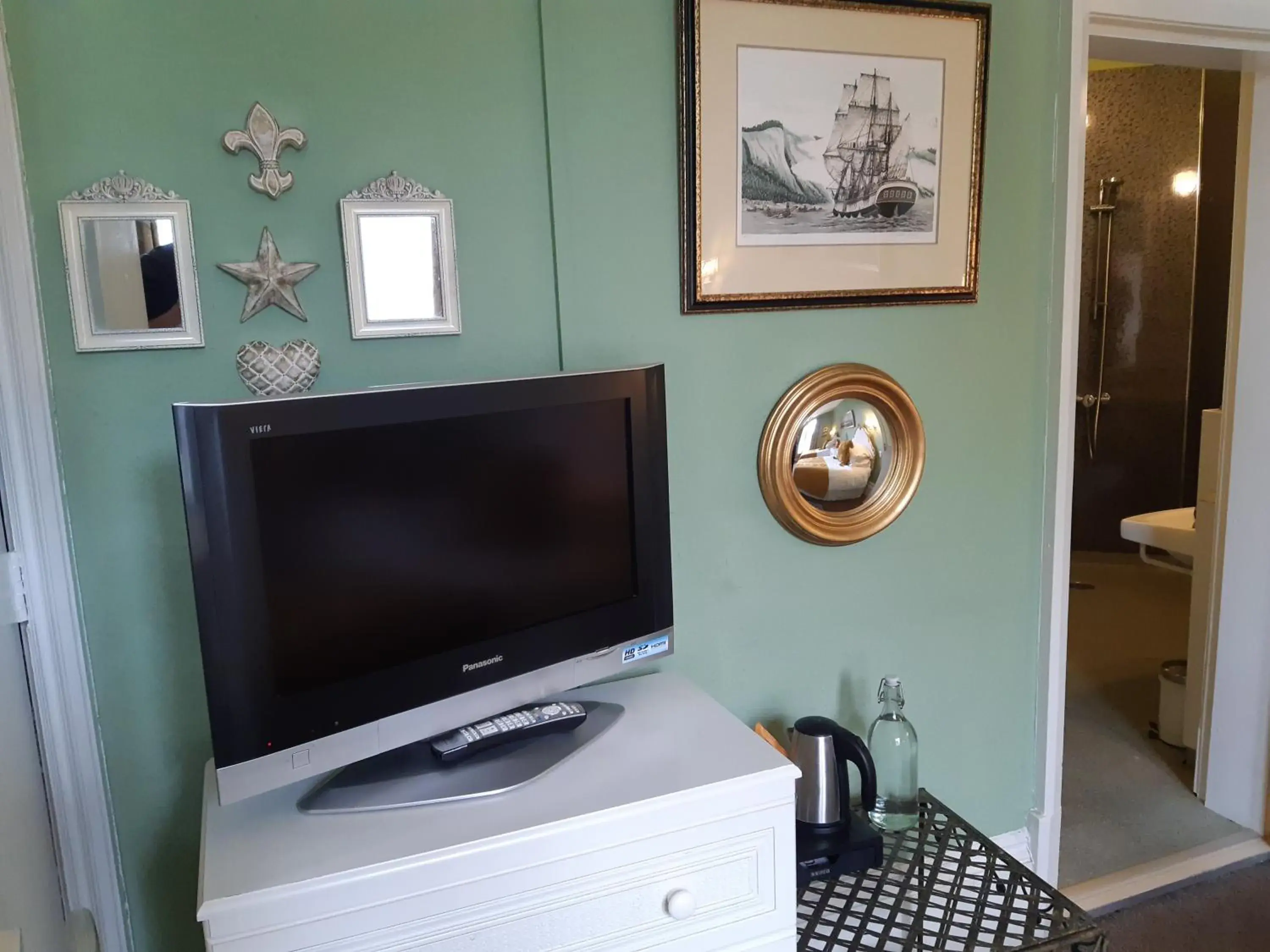 Superior Twin Room - single occupancy in Holywell House Superior Twin Room - single occupancy in Holywell House