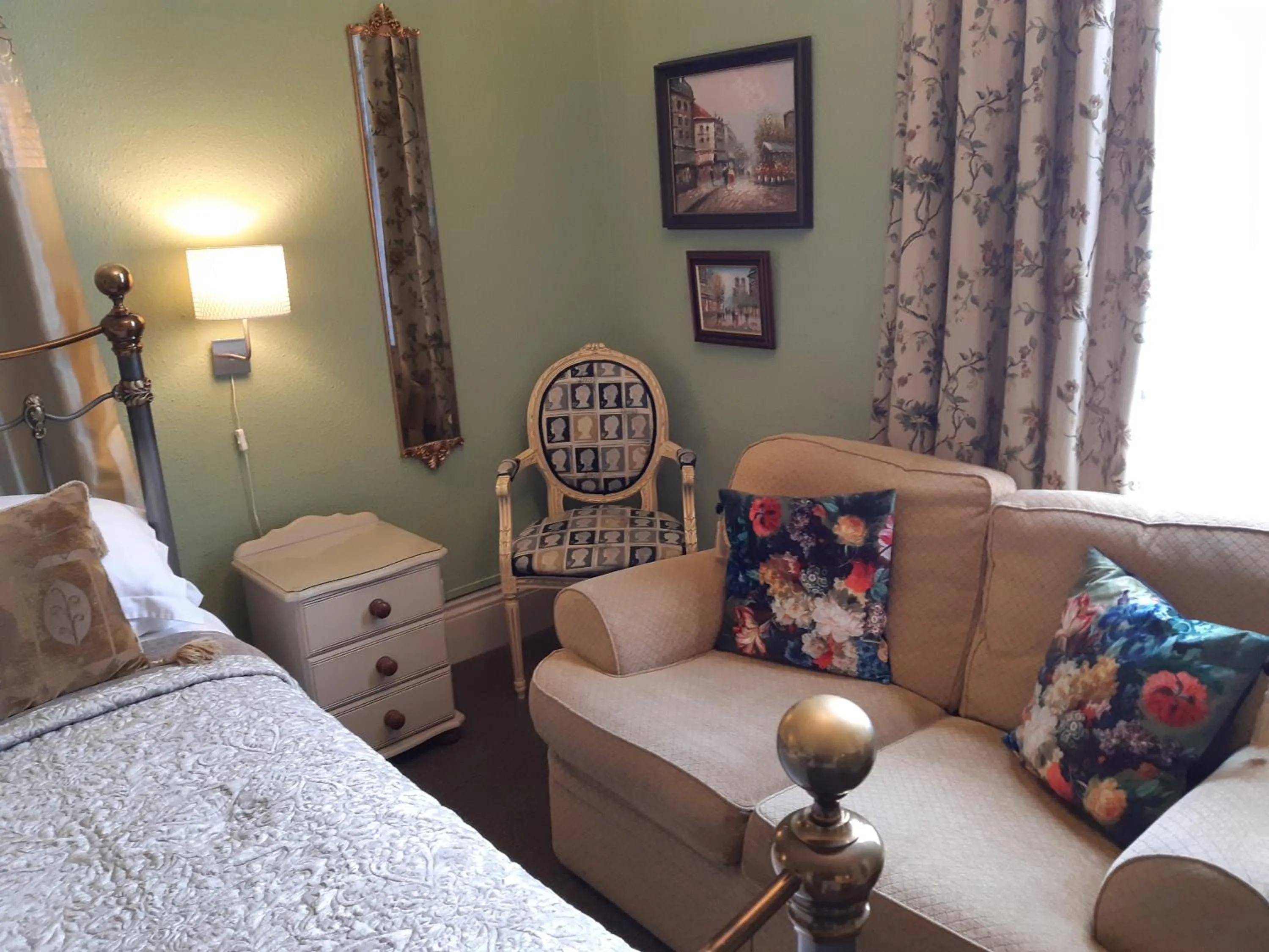 Bed in Holywell House