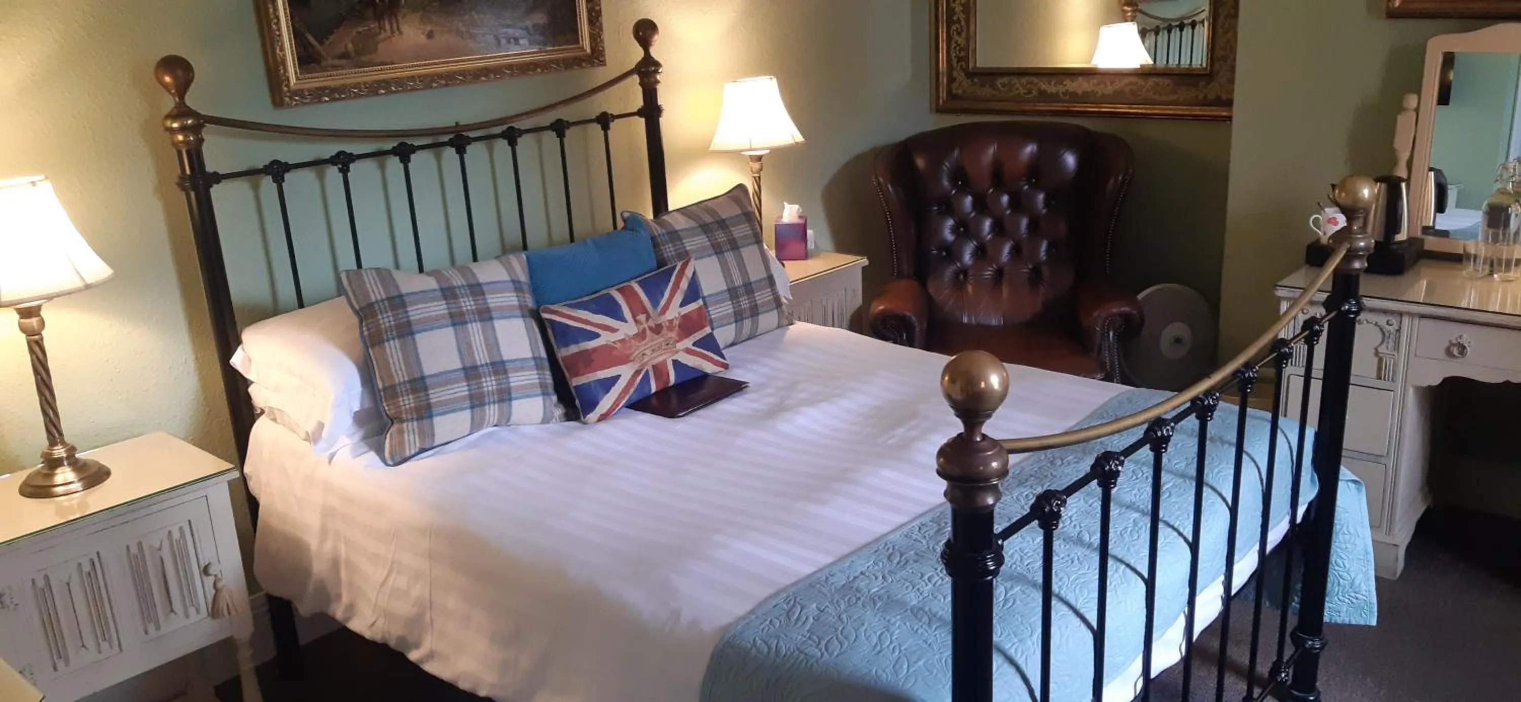Bed in Holywell House