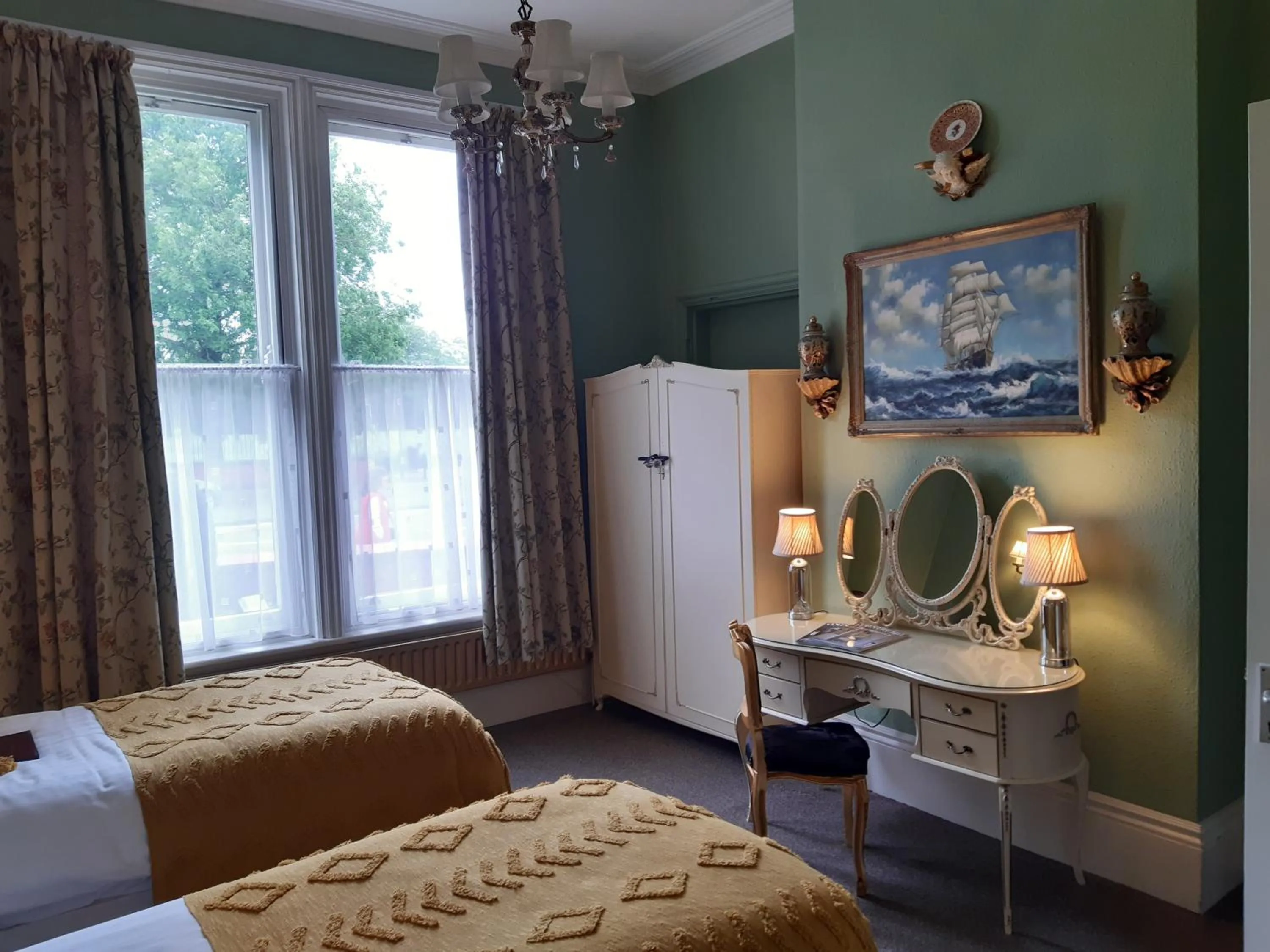 Bed in Holywell House