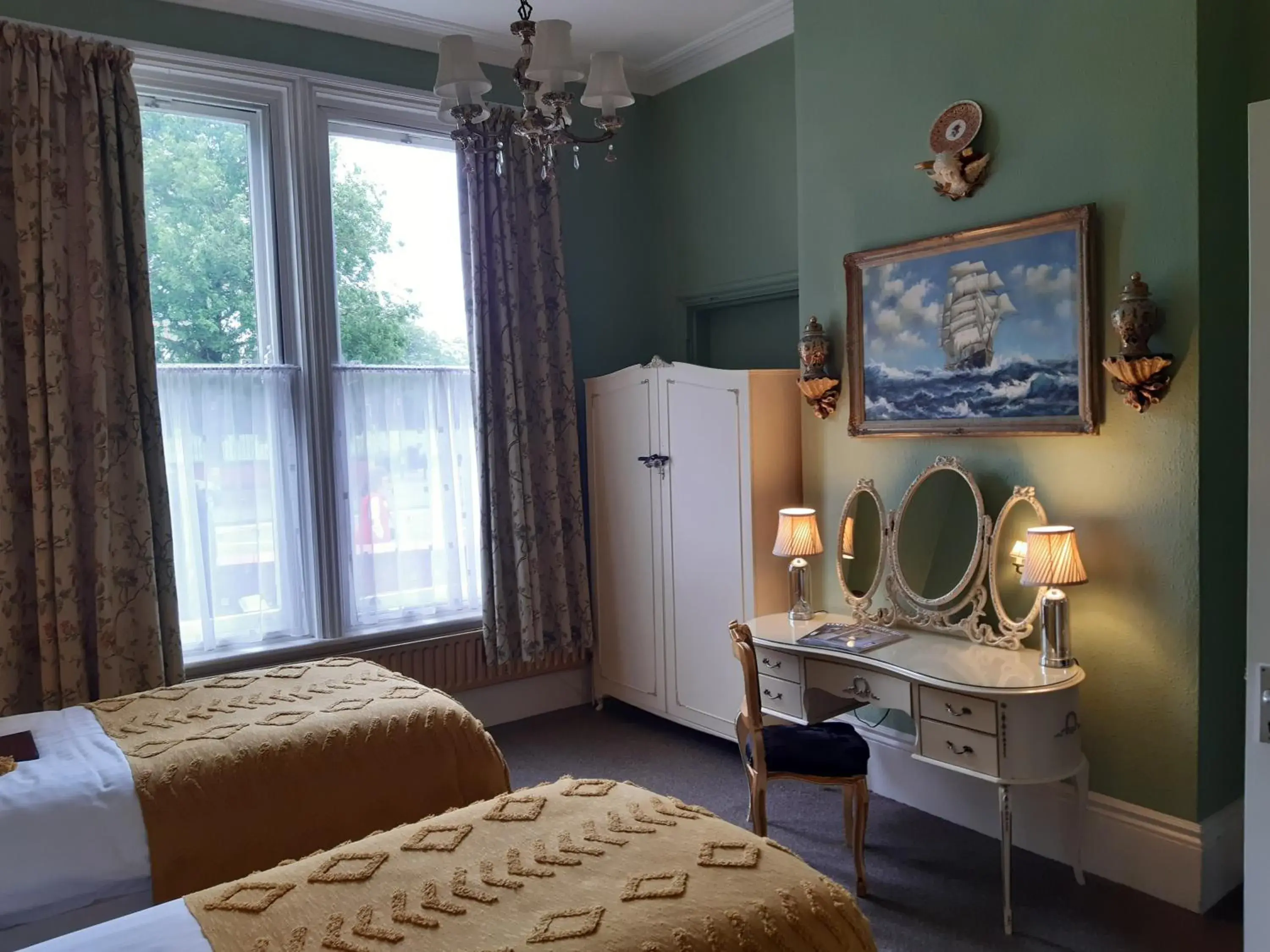 Superior Twin Room - single occupancy in Holywell House Superior Twin Room - single occupancy in Holywell House
