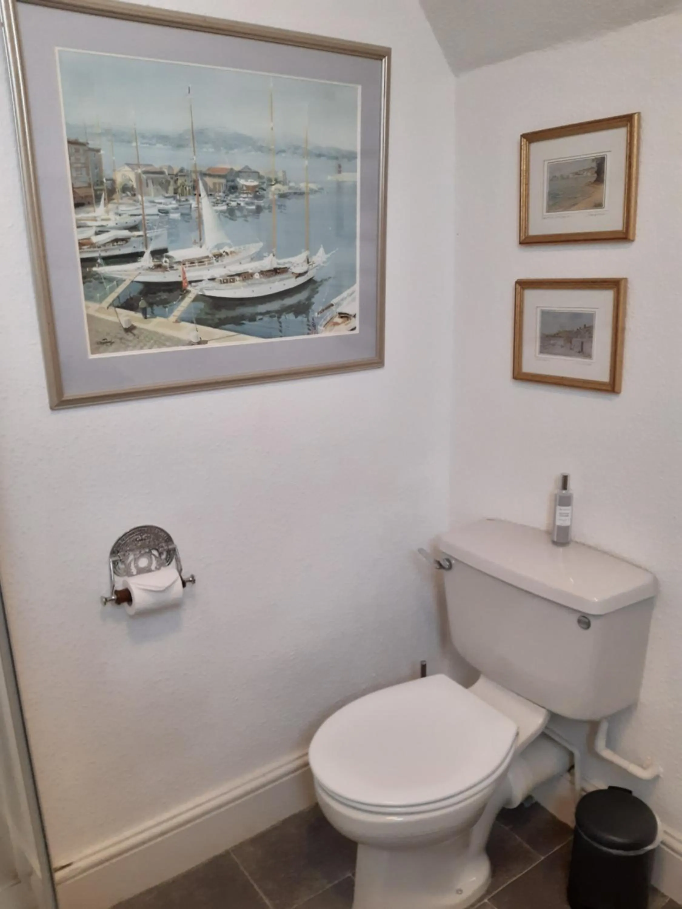 Toilet in Holywell House