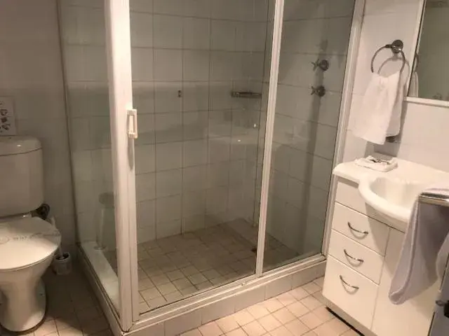 Bathroom in Narwee Hotel