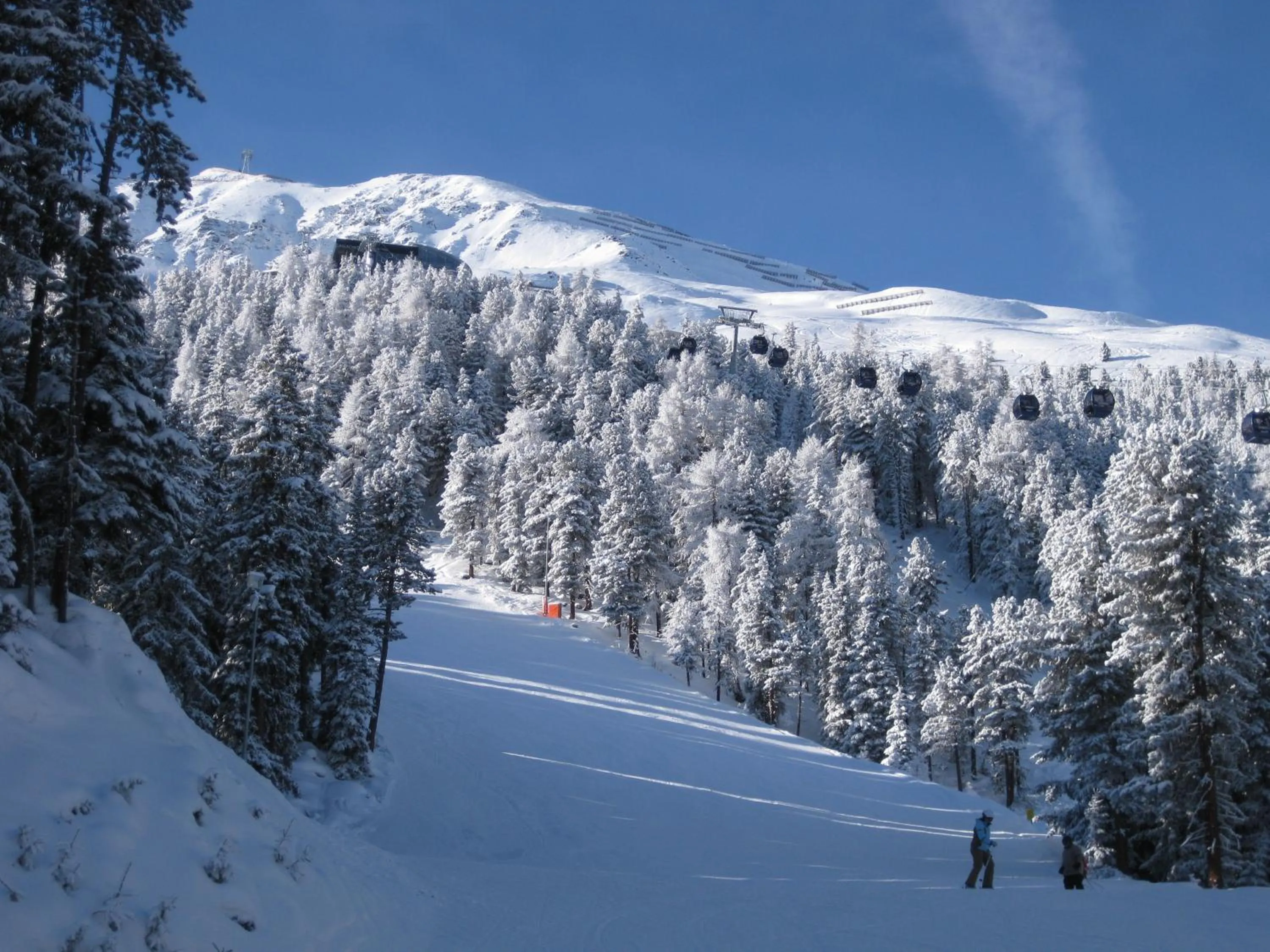 Skiing in Hotel Neue Post