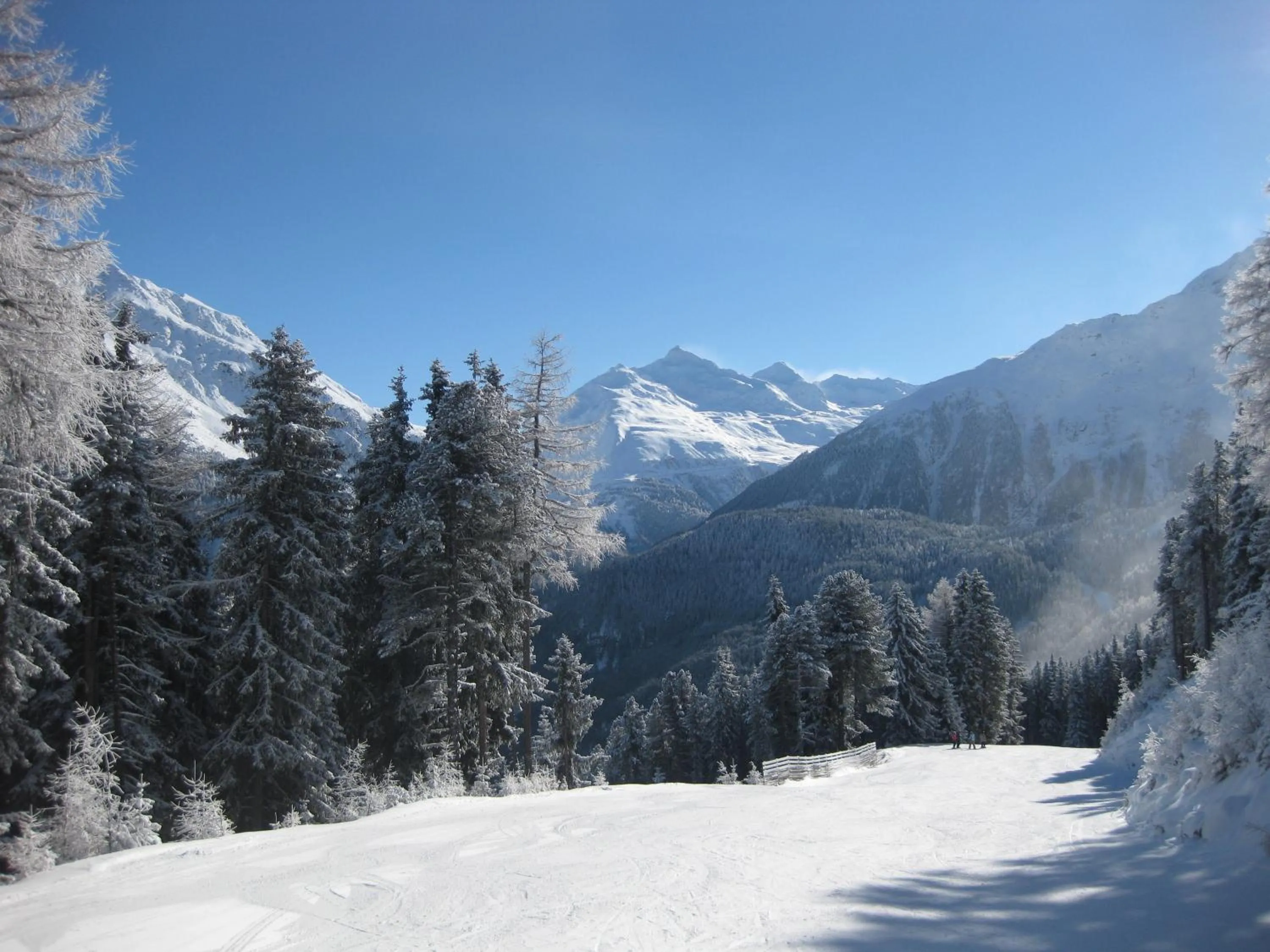 Skiing in Hotel Neue Post