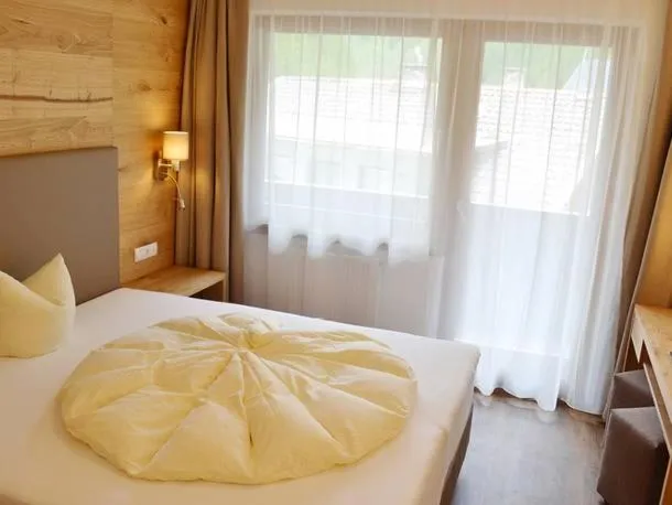 Photo of the whole room, Bed in Hotel Neue Post