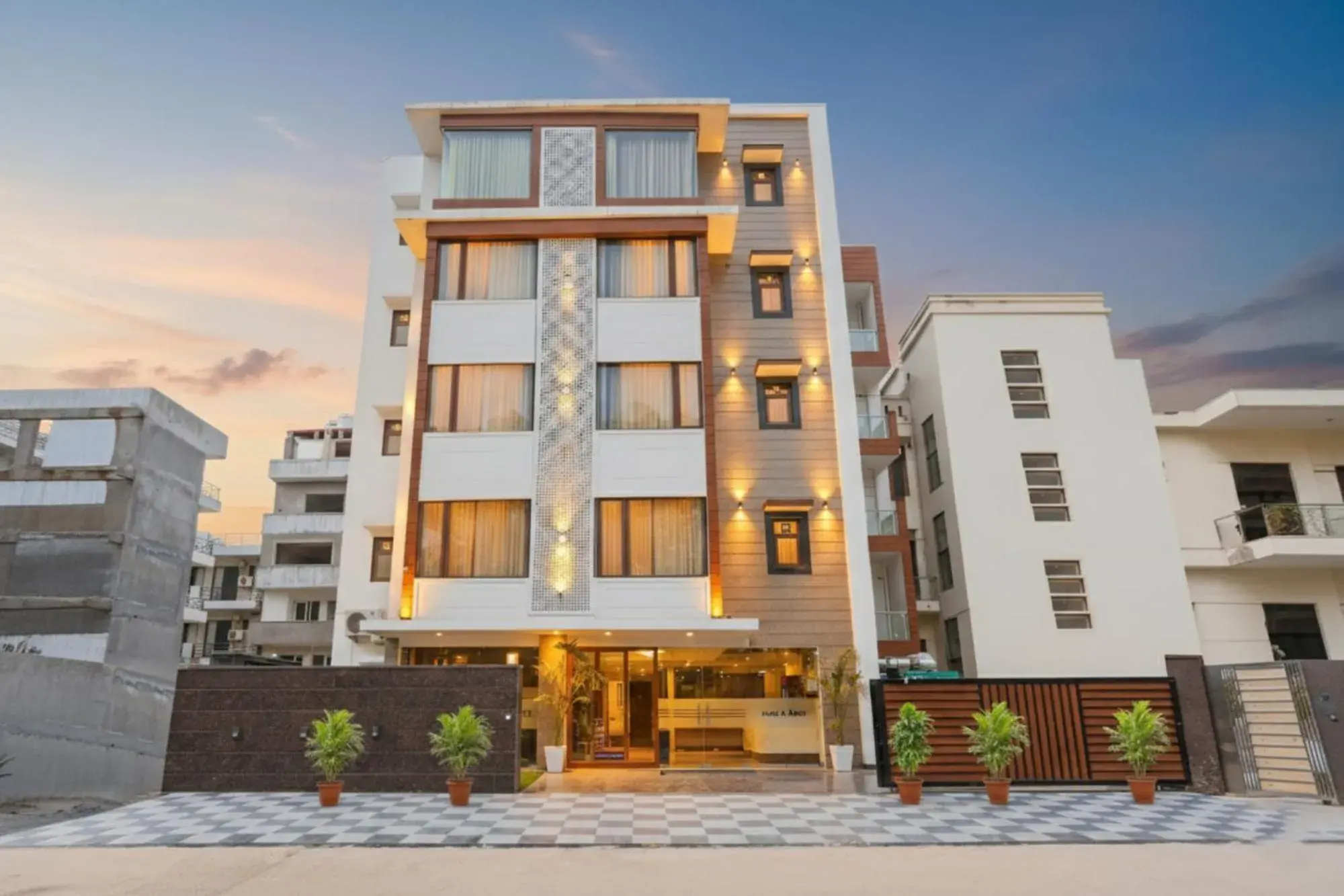 Property building in FabHotel Golf Inn - Business-Friendly Stay near Golf Course Road, Cyberhub & Metro Property building in FabHotel Golf Inn - Business-Friendly Stay near Golf Course Road, Cyberhub & Metro