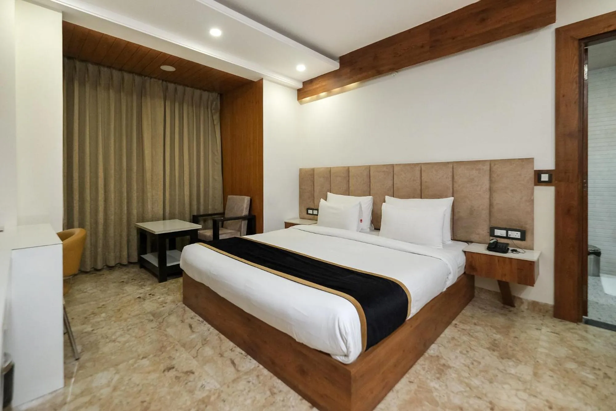Bed in Hotel Golf Inn - Business-Friendly Stay near Golf Course Road, Cyberhub & Metro