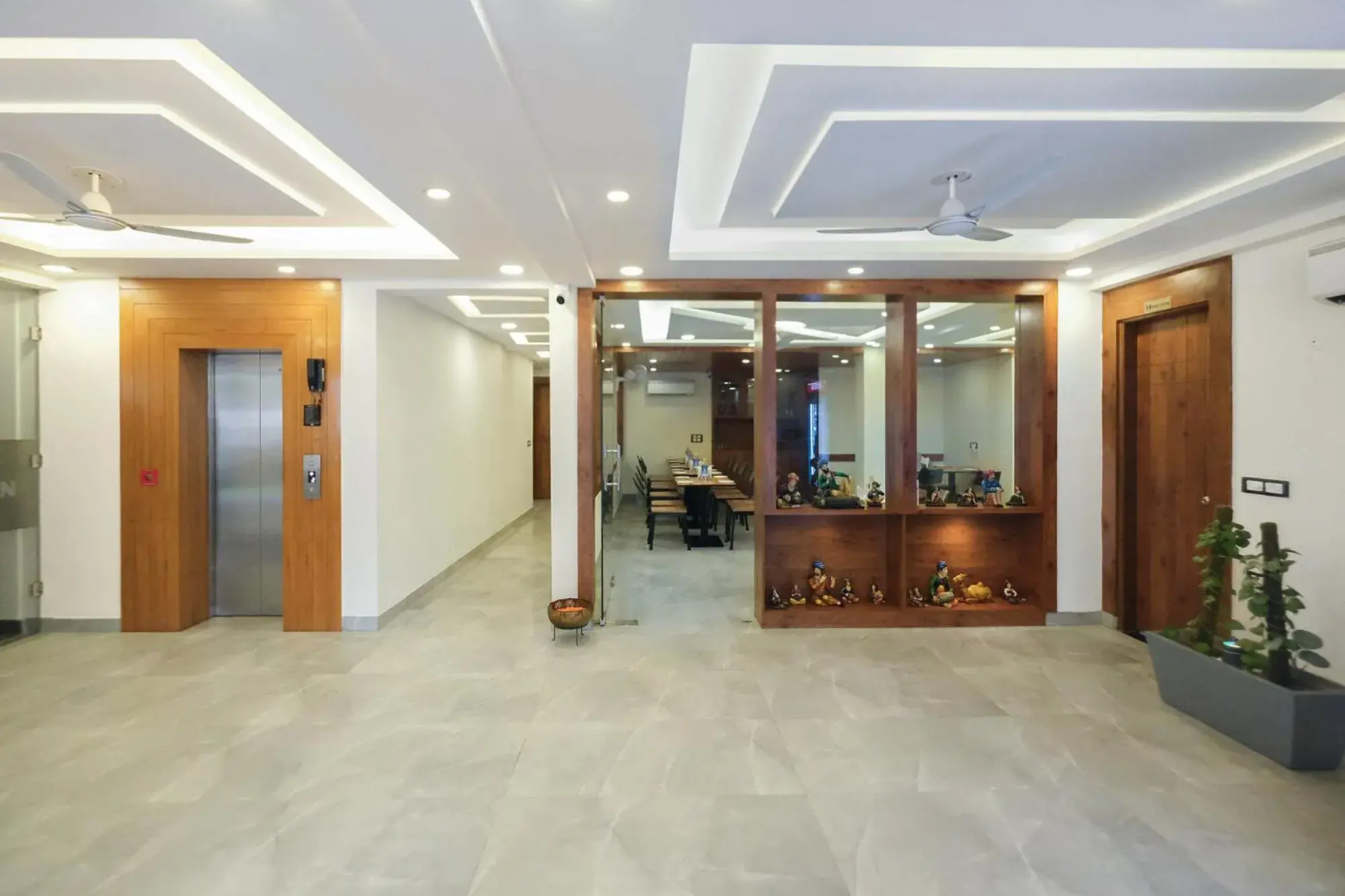 Lobby or reception in FabHotel Golf Inn - Business-Friendly Stay near Golf Course Road, Cyberhub & Metro Lobby or reception in FabHotel Golf Inn - Business-Friendly Stay near Golf Course Road, Cyberhub & Metro