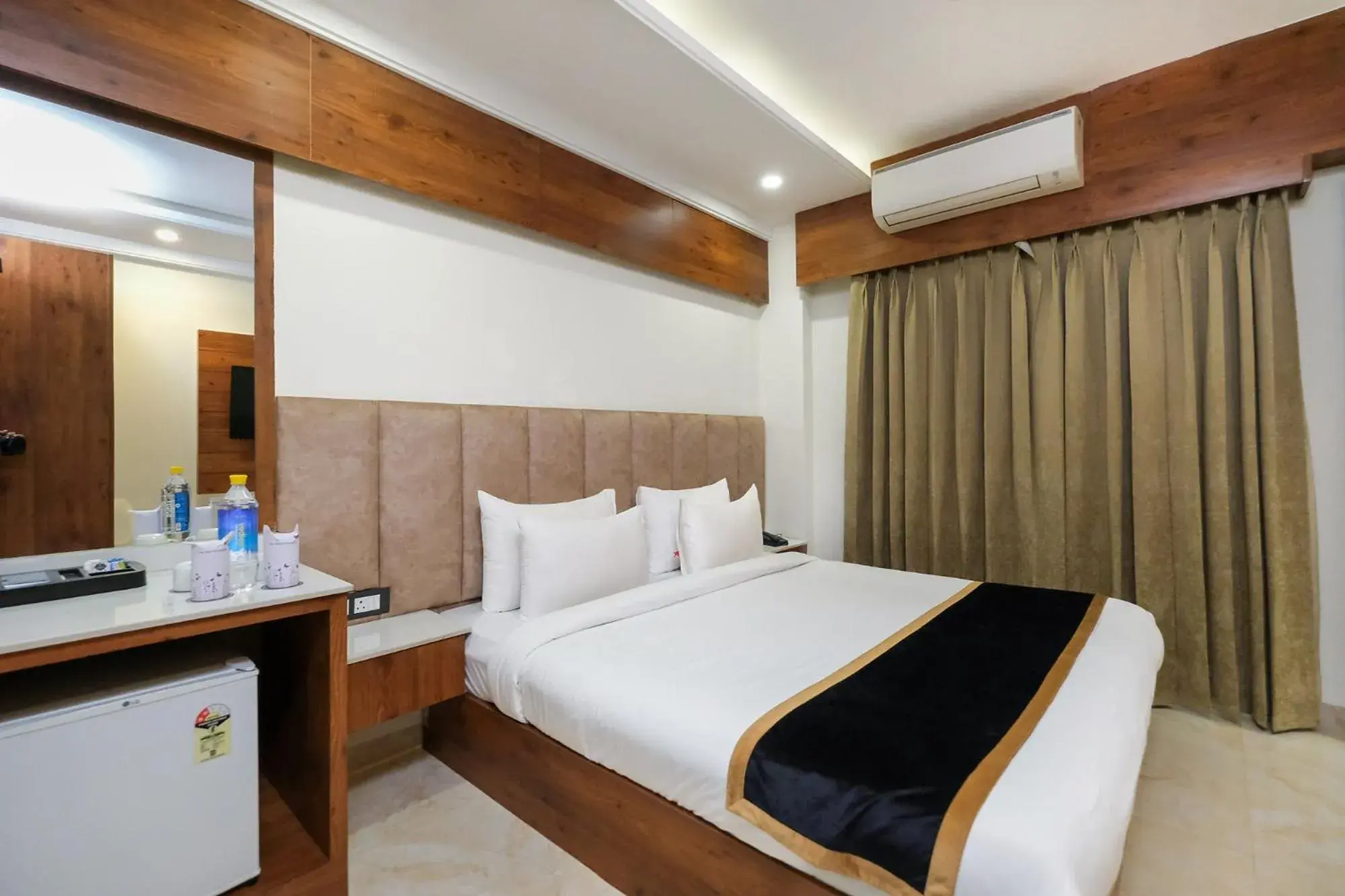 Suite - single occupancy in FabHotel Golf Inn - Business-Friendly Stay near Golf Course Road, Cyberhub & Metro Suite - single occupancy in FabHotel Golf Inn - Business-Friendly Stay near Golf Course Road, Cyberhub & Metro